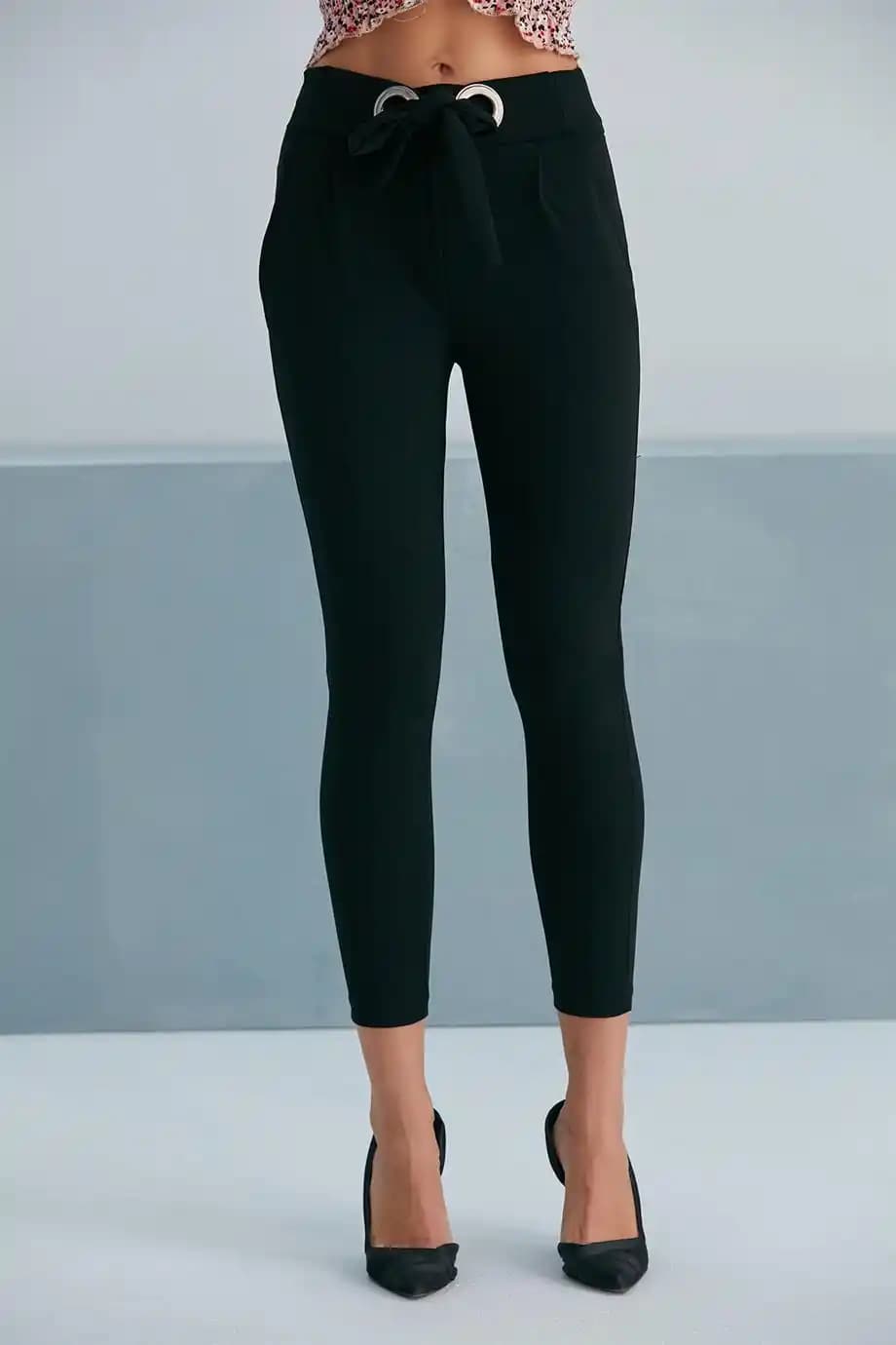 Polyester Kumaş Pantolonlar: Dayanıklı ve Pratik Moda Seçenekleri