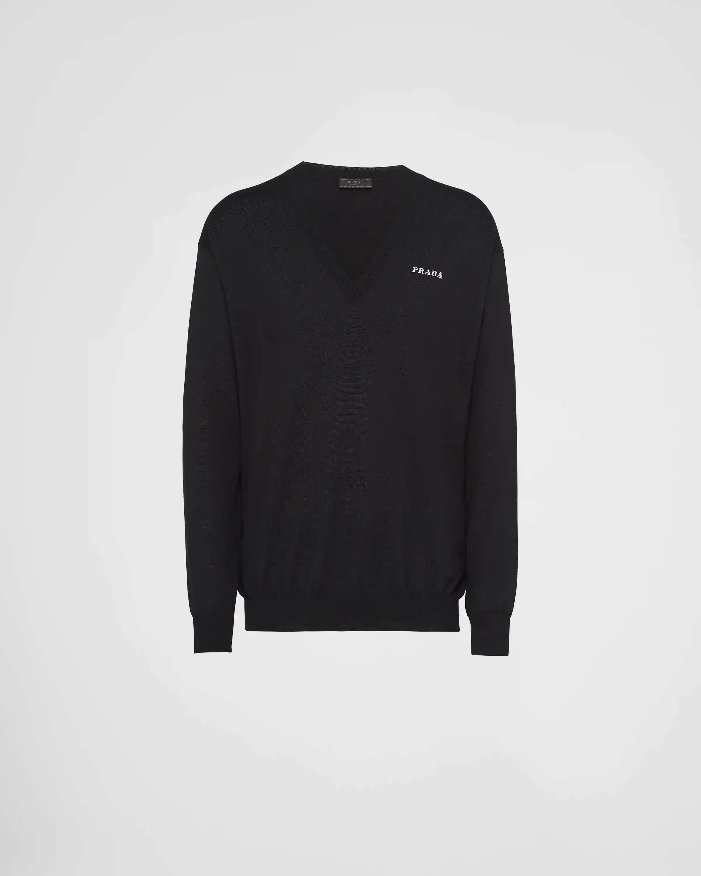 Prada Erkek Kazakları: Şıklık ve Konforu Bir Arada Sunan Modern Koleksiyon