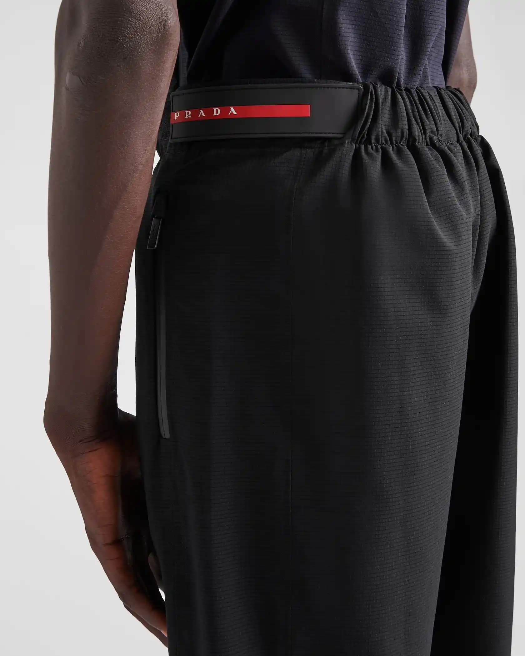 Prada Jogger Modelleri: Konfor ve Şıklığın Modern Buluşması