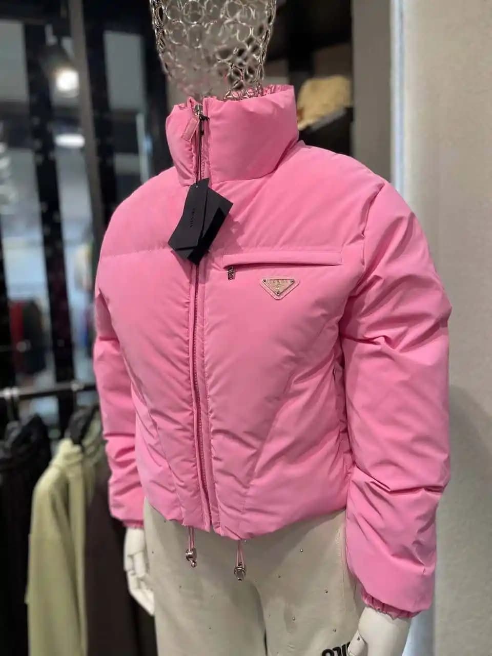 Prada Kadın Montları: Şıklık ve Fonksiyonelliğin Modern Buluşması