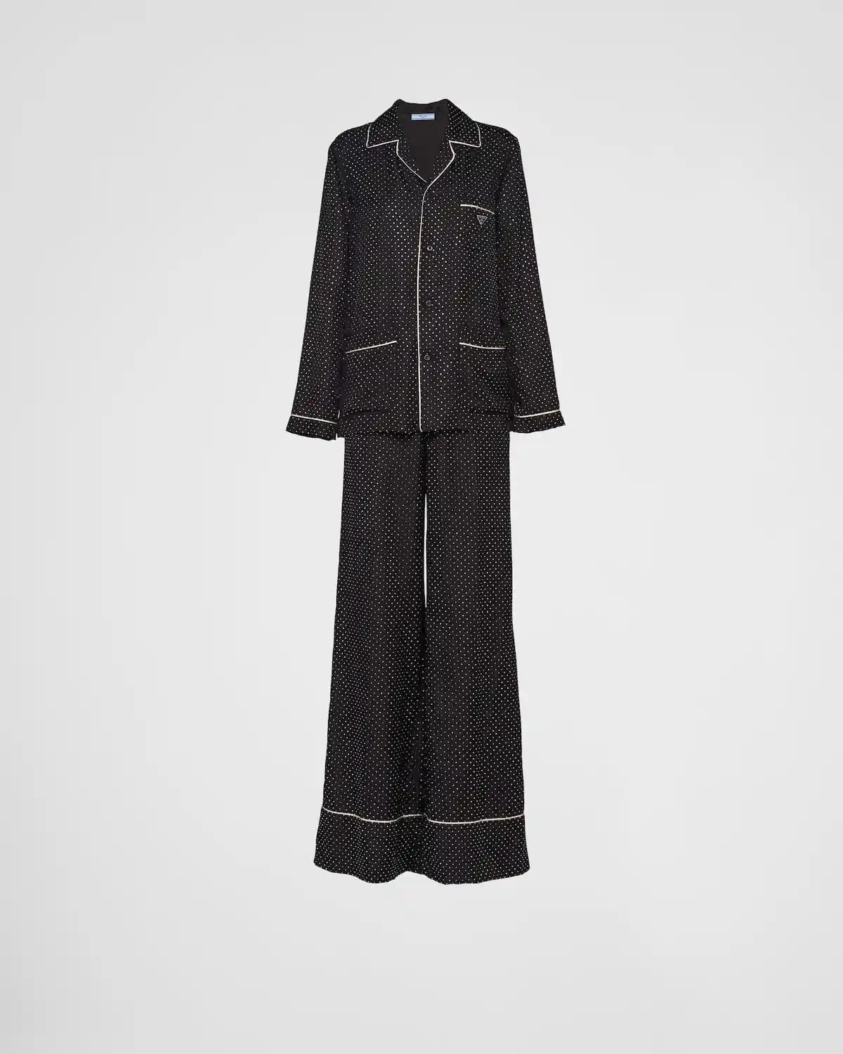 Prada Pijama Takımları: Lüks ve Konforun Birleştiği Modern Moda Seçenekleri