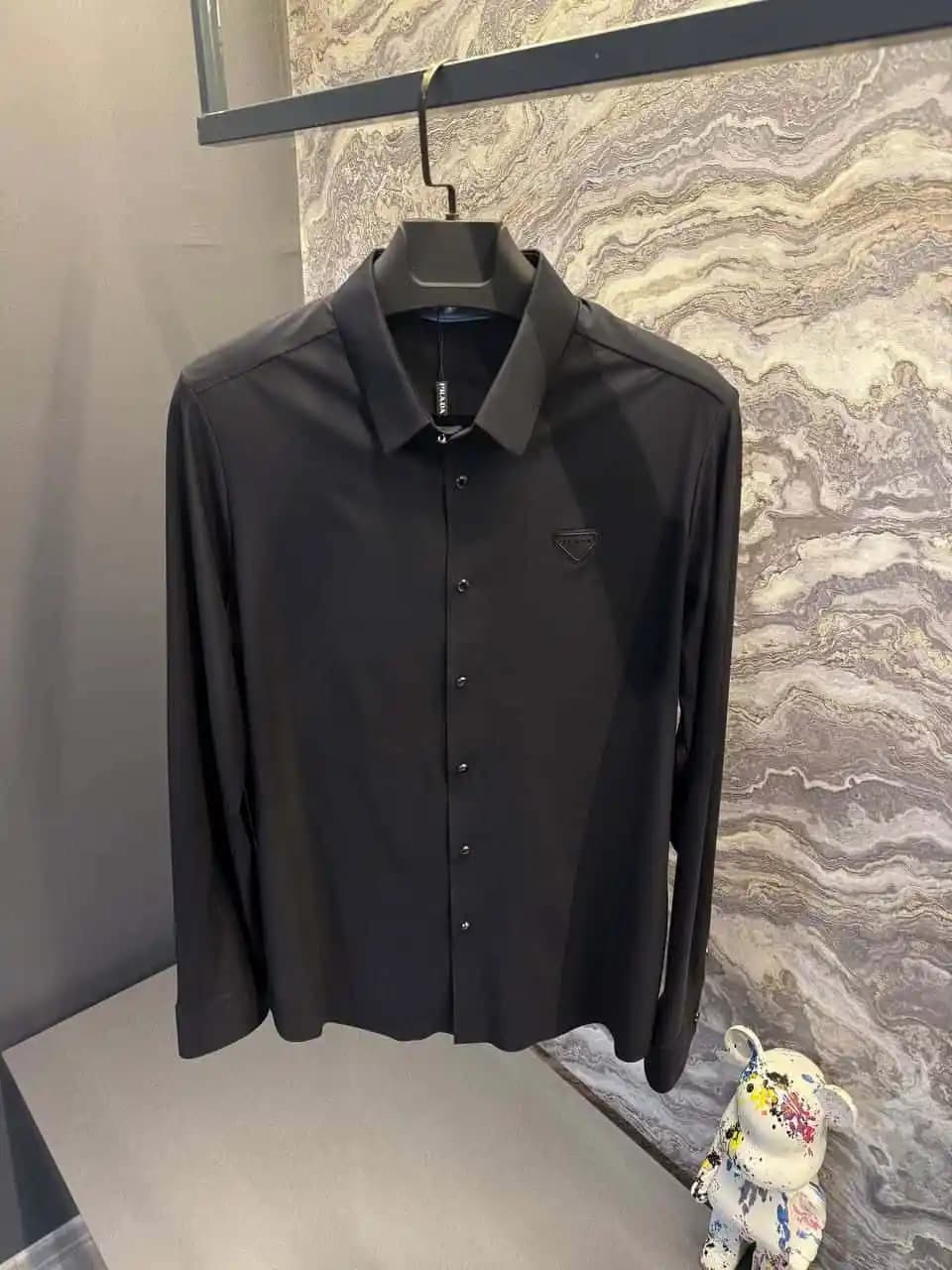 Prada Siyah Gömlekleri: Şıklığın ve Zamansızlığın İkonik Temsilcisi