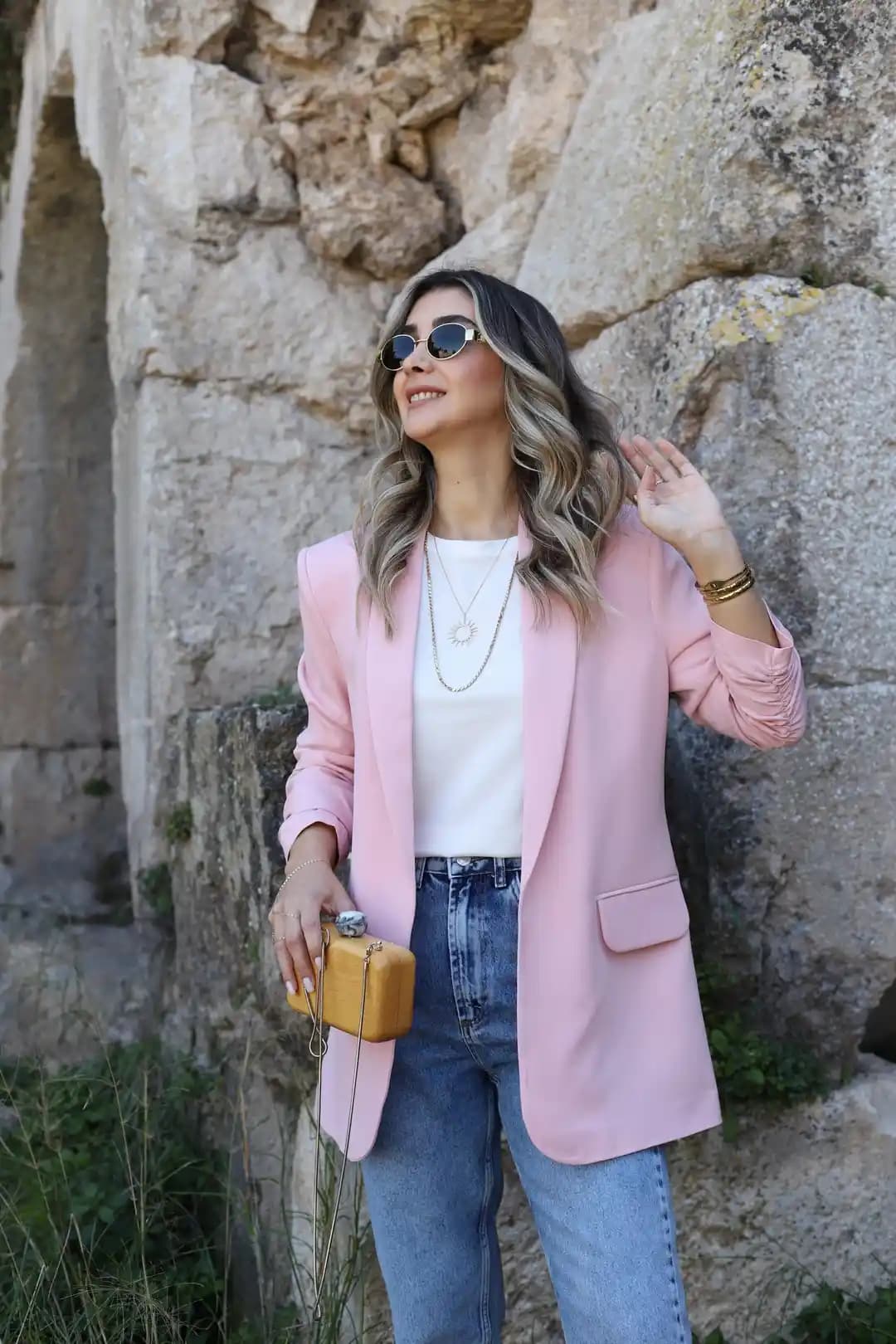 Pudra Ceket Kombinleri: Şıklık ve Tarzı Yansıtan Modern Moda Rehberi