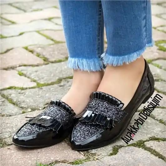 Püsküllü babetler: moda dünyasında şıklık ve zarafetin ikonik temsilcisi