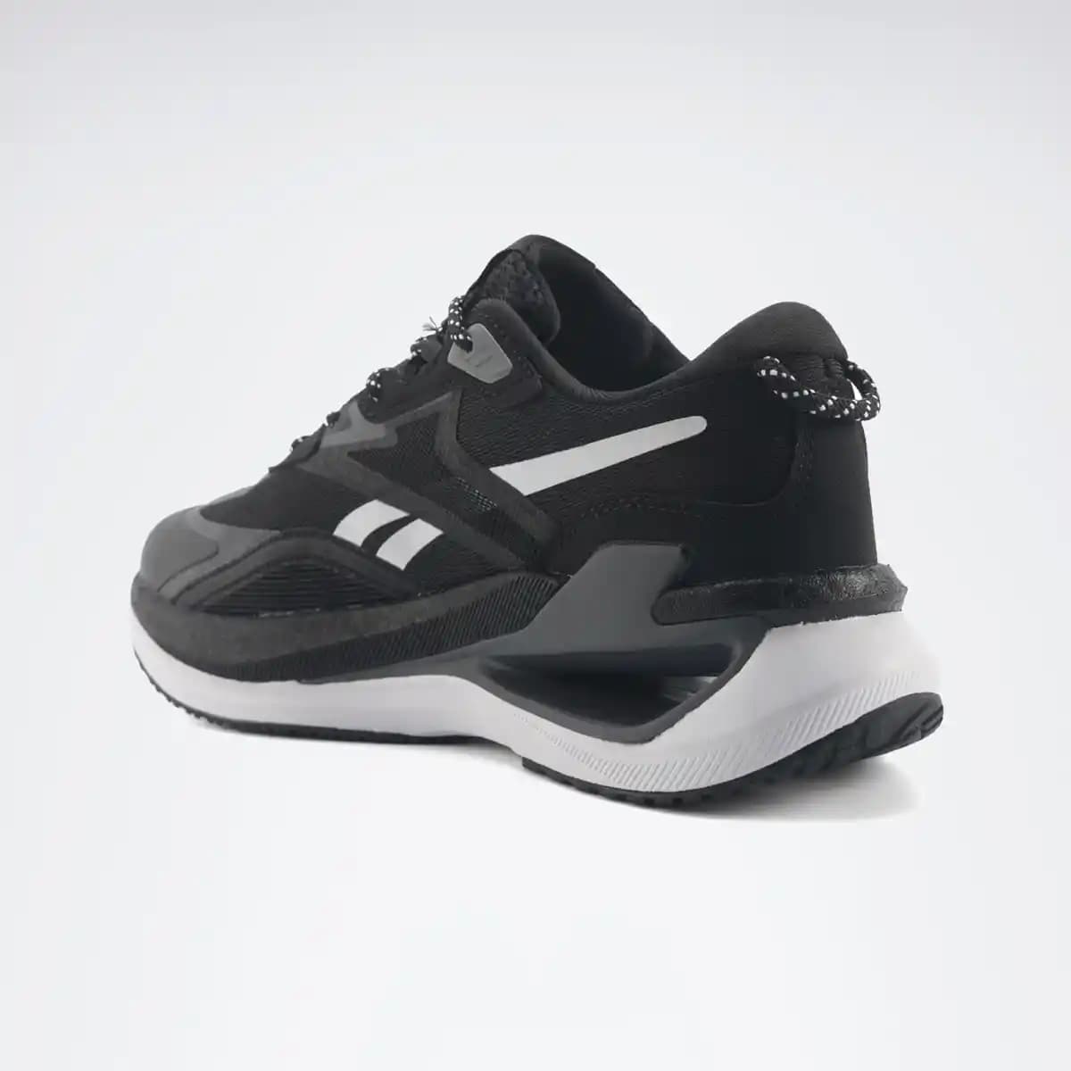 Reebok Erkek Sneakers Modası ve Konforu: Güncel Trendler ve Stil Uyumları