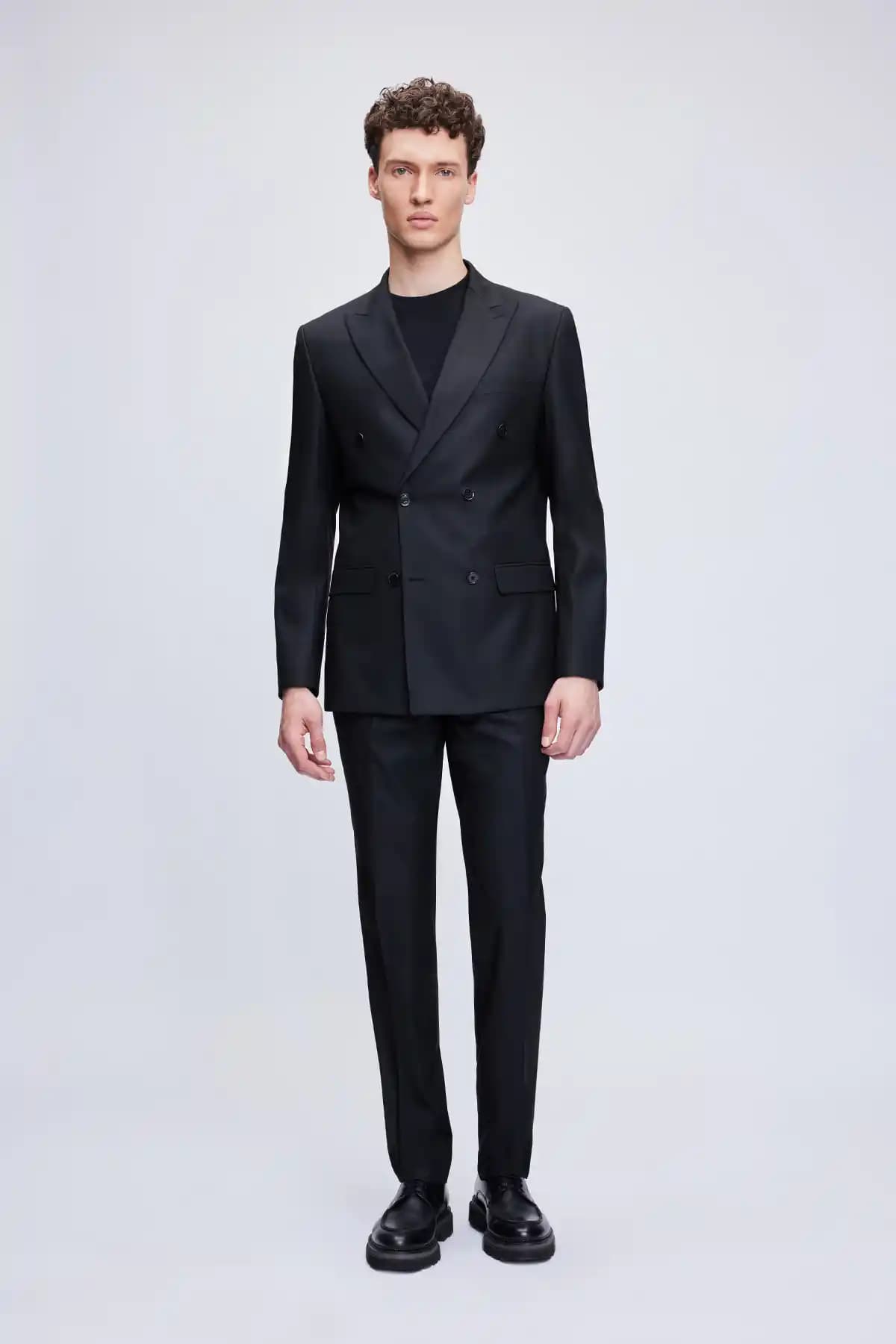 Regular Fit Takım Elbise: Konfor ve Şıklığı Bir Arada Sunan Klasik Seçenekler