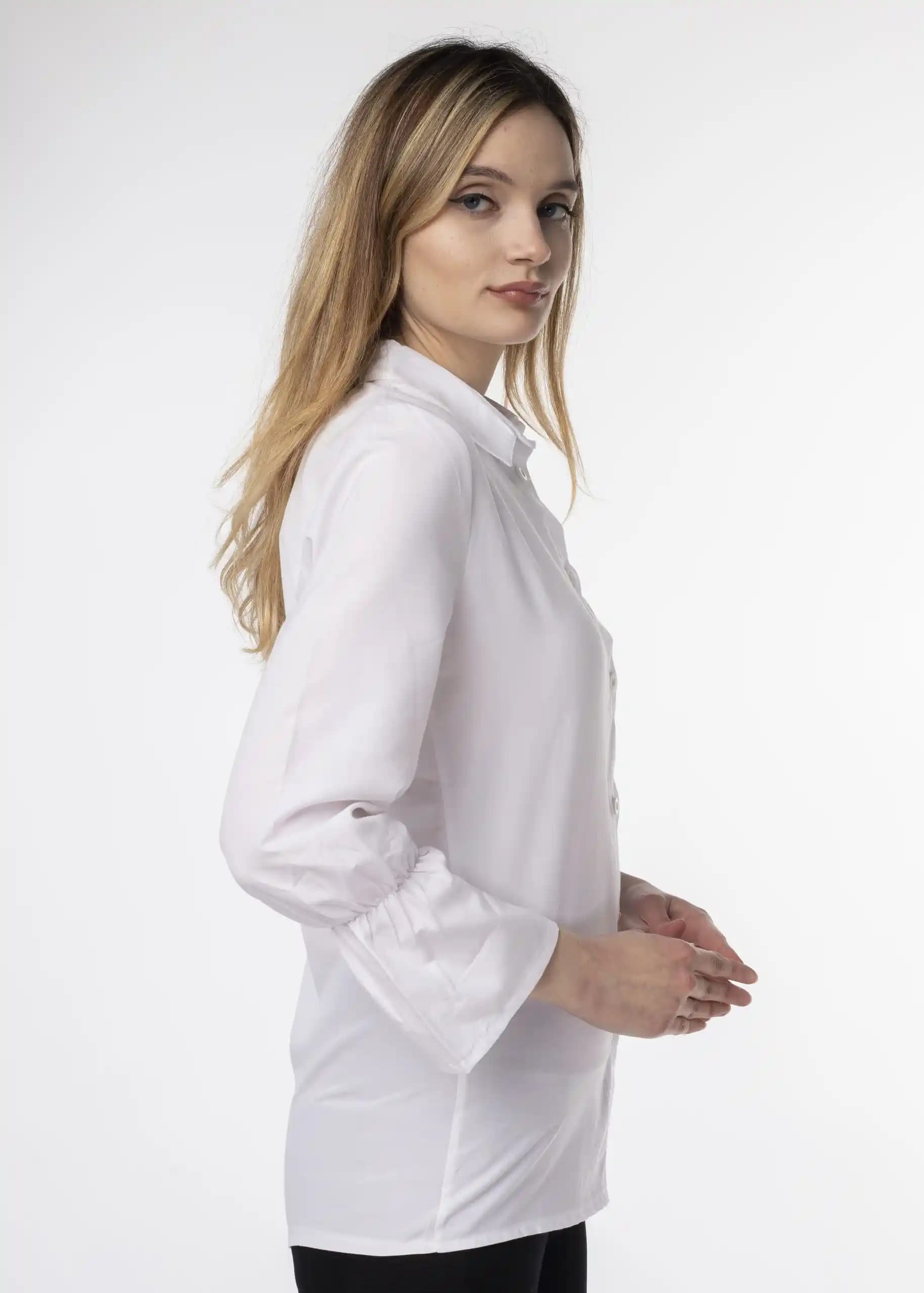 Sade Beyaz Gömlek: Moda Dünyasında Zamansız ve Çok Yönlü Bir Şıklık Parçası