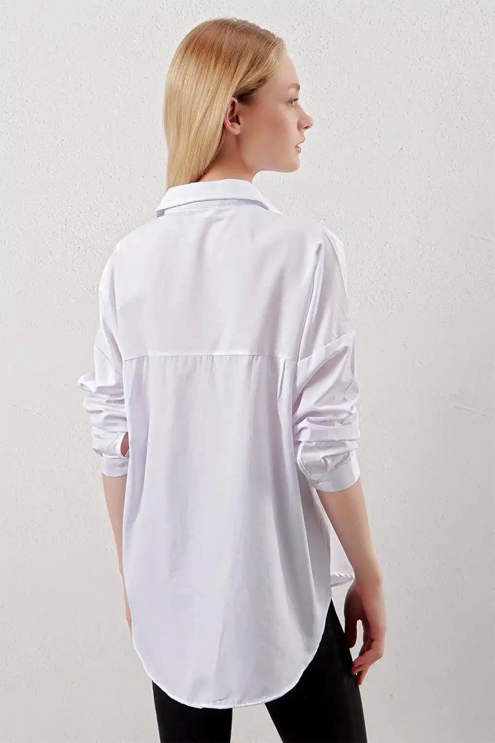 Sade Gömlek Seçimi ve Kombinasyonlarıyla Zamansız Şıklık Rehberi