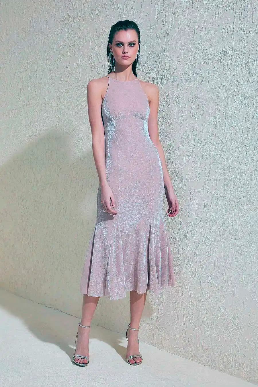 Sade İsteme Elbisesi Modada Zarafetin Simgesi ve Kombinasyon İpuçları