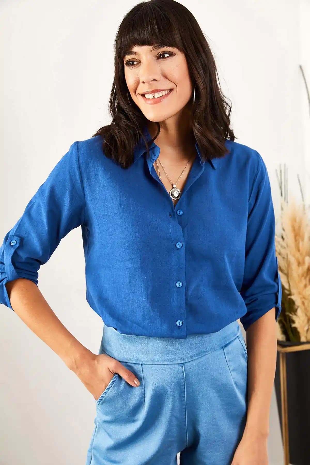 Saks Mavi Keten Gömlek: Yazlık Şıklık ve Rahatlık Sunan Modern Tasarımlar