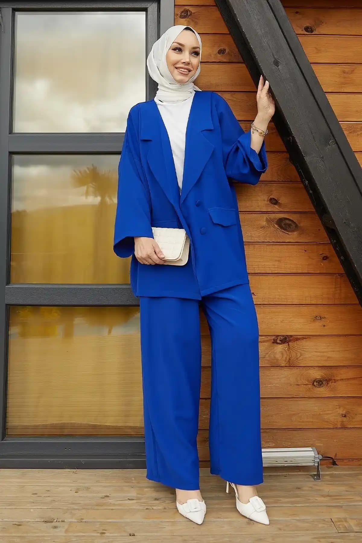 Saks Mavisi Takım: Moda Dünyasında Zamansız Şıklık ve Stil İpuçları