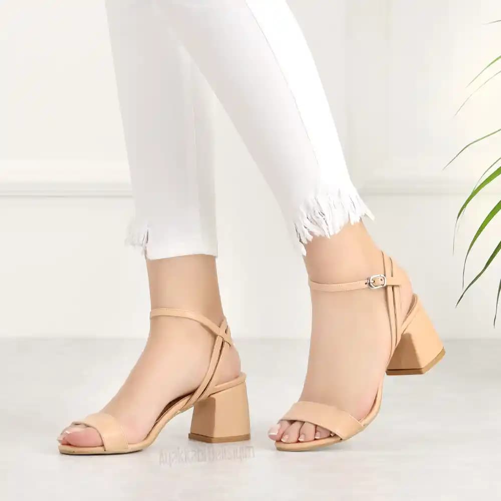 Sandalet Ayakkabılar: Moda ve Konforu Bir Arada Sunan Yazlık Seçenekler