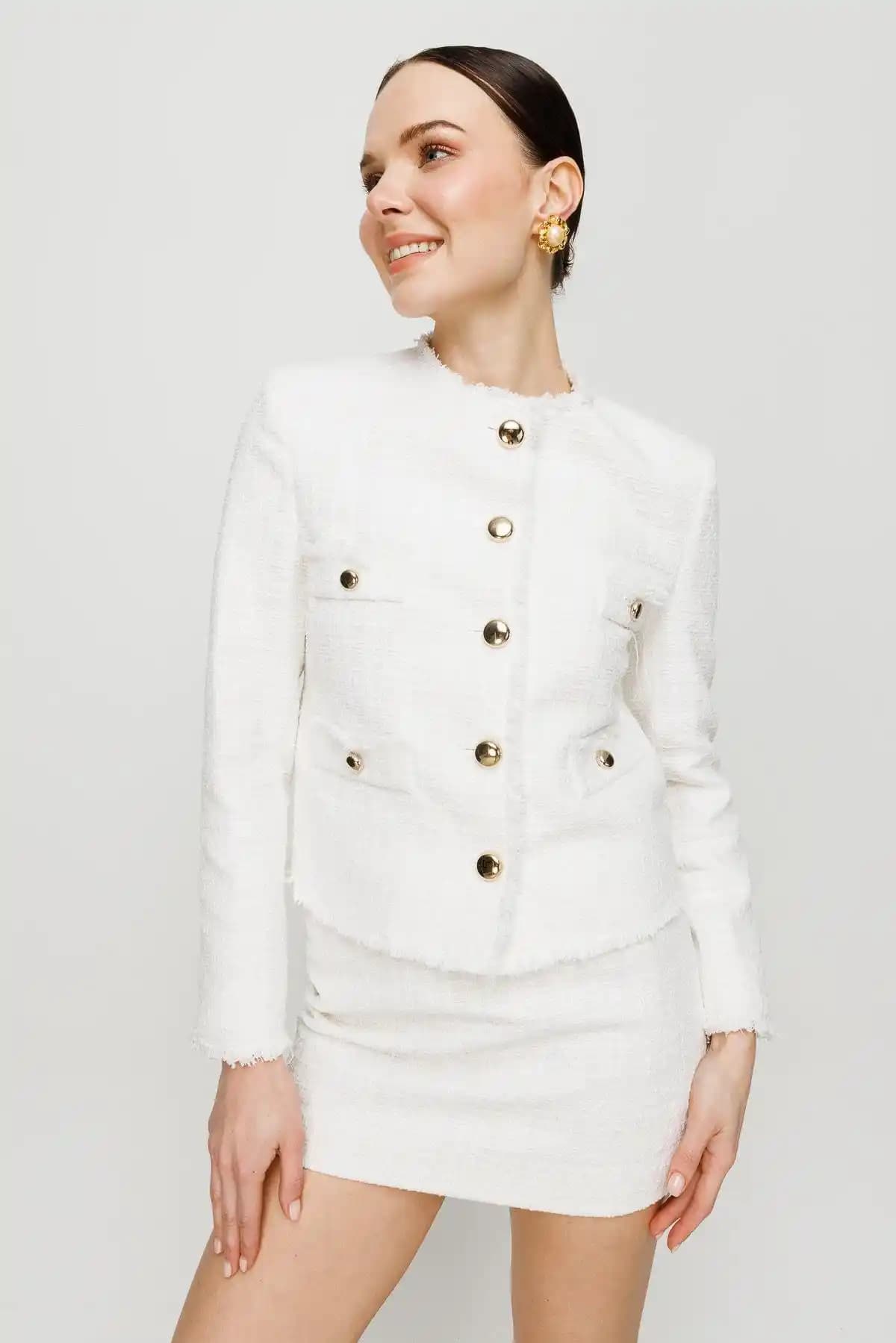 Şanel Kumaş Ceketler: Moda Tutkunlarının Zarif ve Şık Stil Seçenekleri