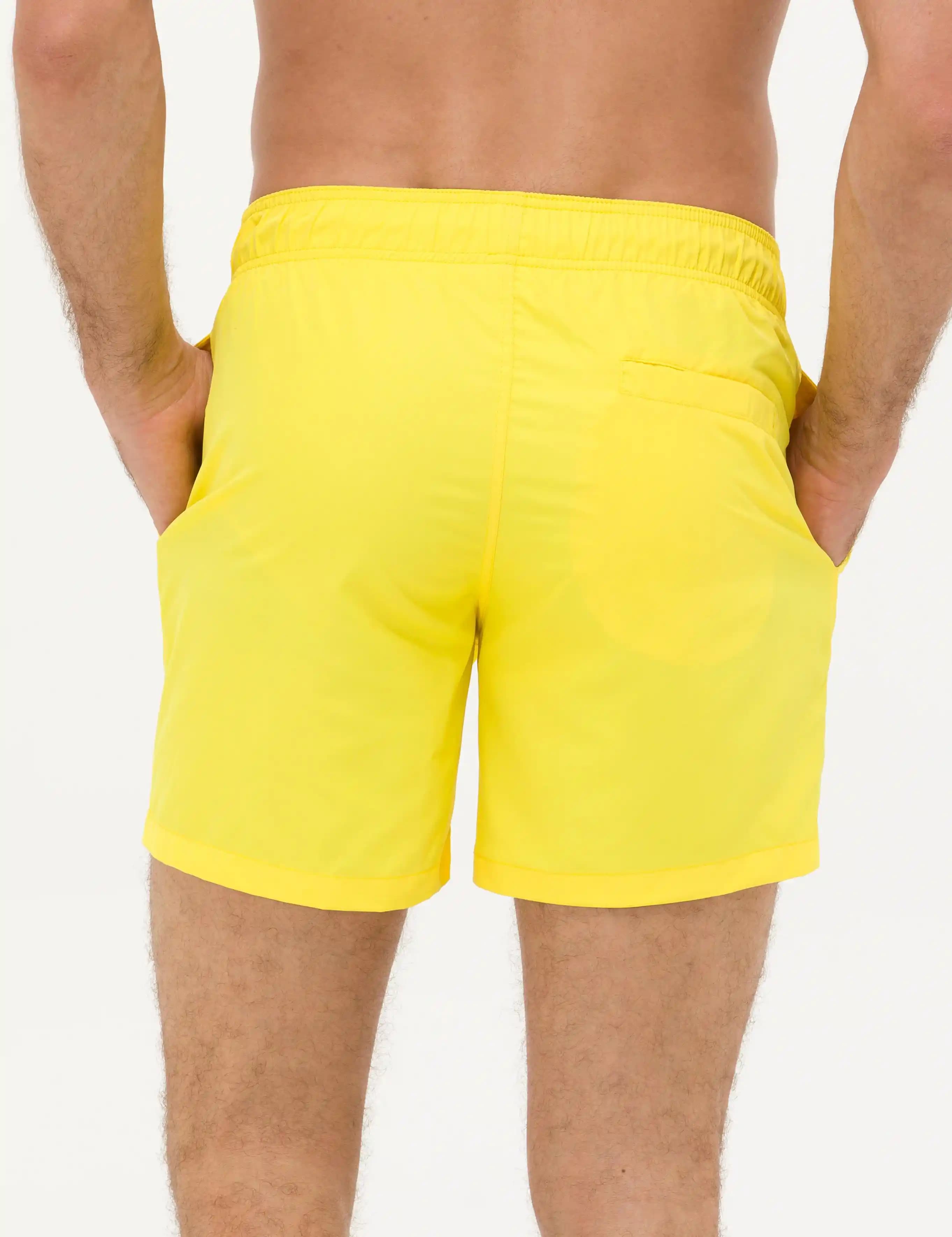 Sarı Deniz Şortu ile Yazın Renkli ve Rahat Plaj Şıklığı Yaratmanın Yolları