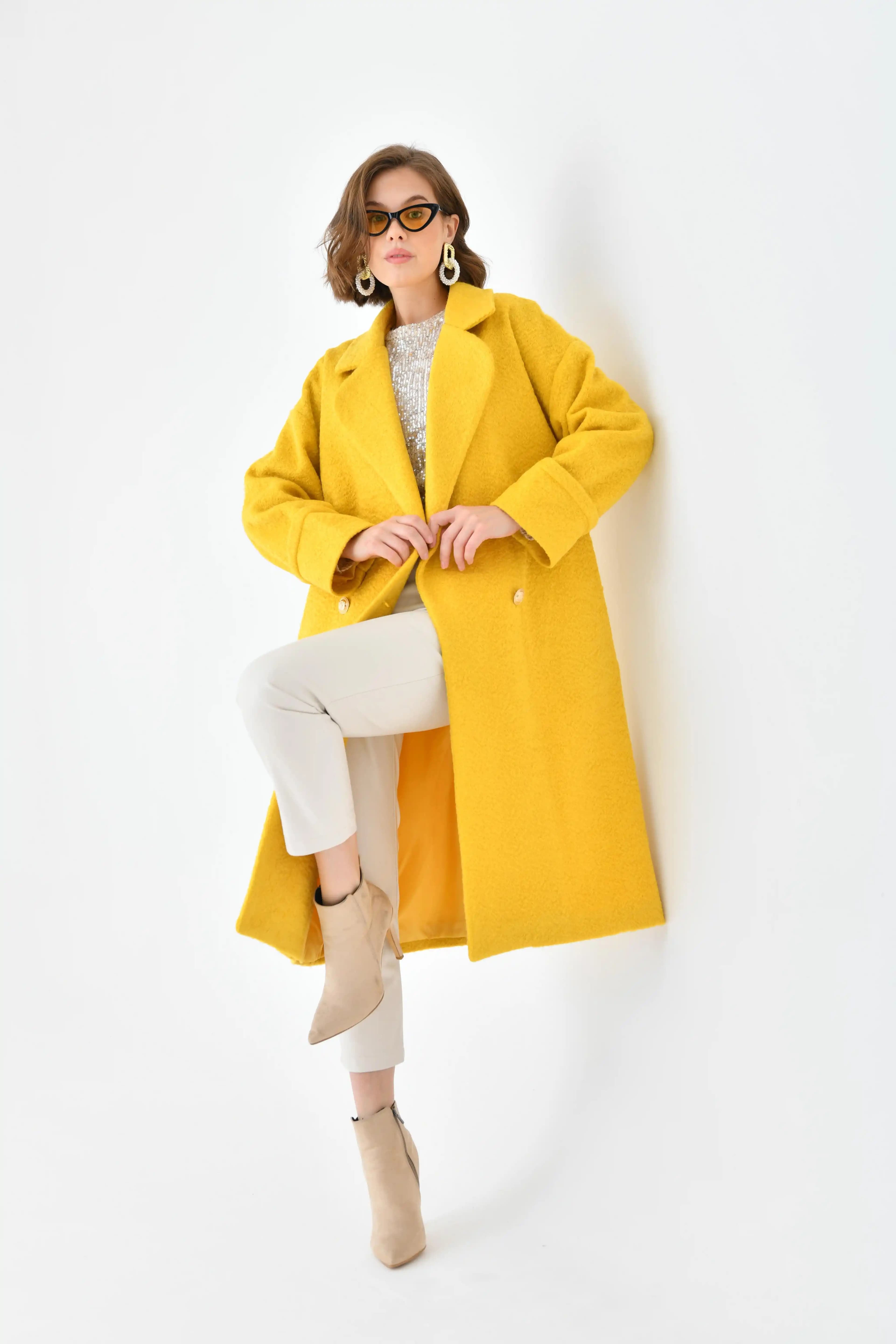 Sarı Kaşe Kaban Modada Cesur ve Enerjik Bir Tarz Yaratmanın Anahtarı