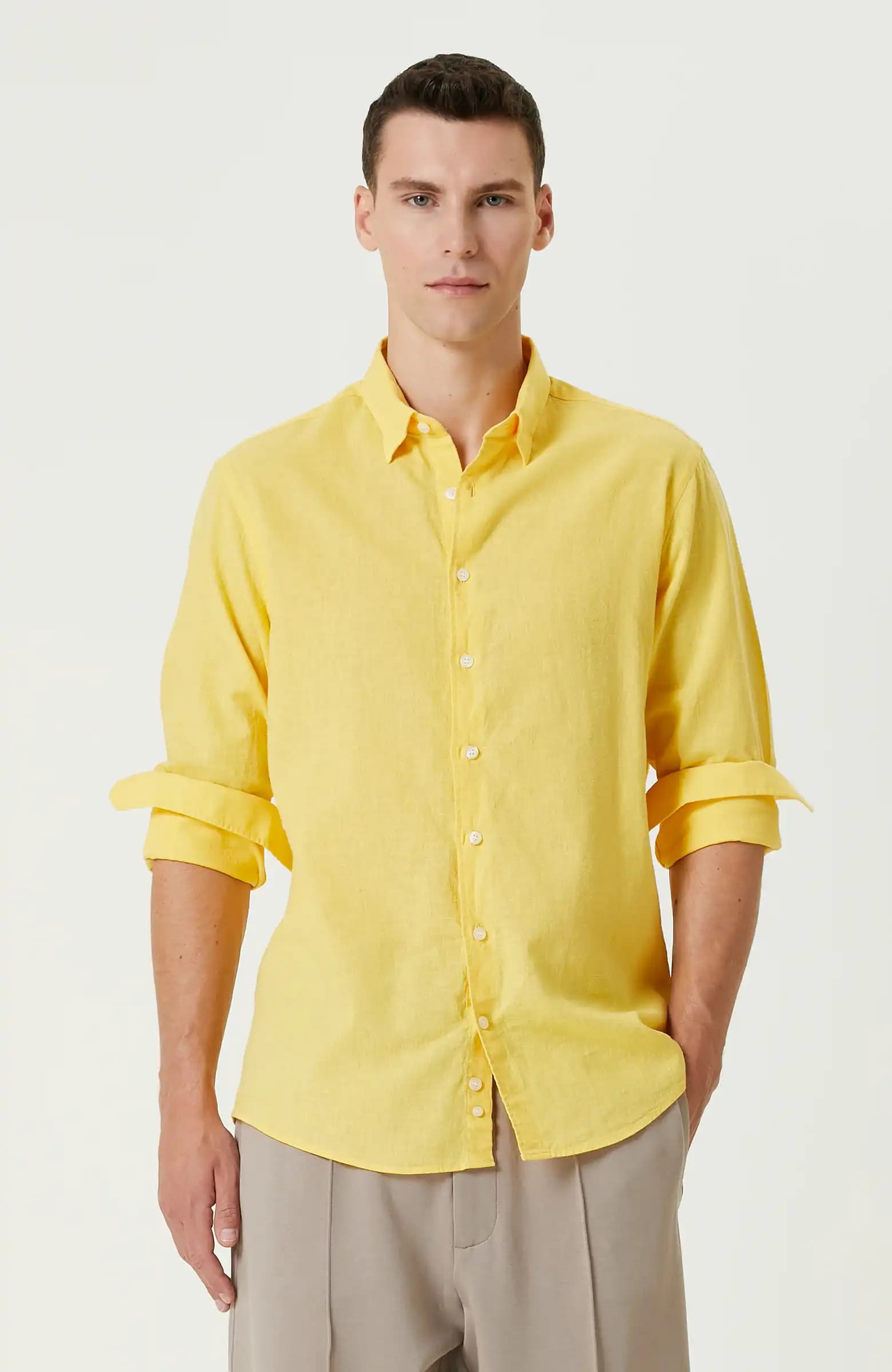 Sarı Keten Gömlek: Yaz Modasında Rahat ve Şık Bir Seçenek