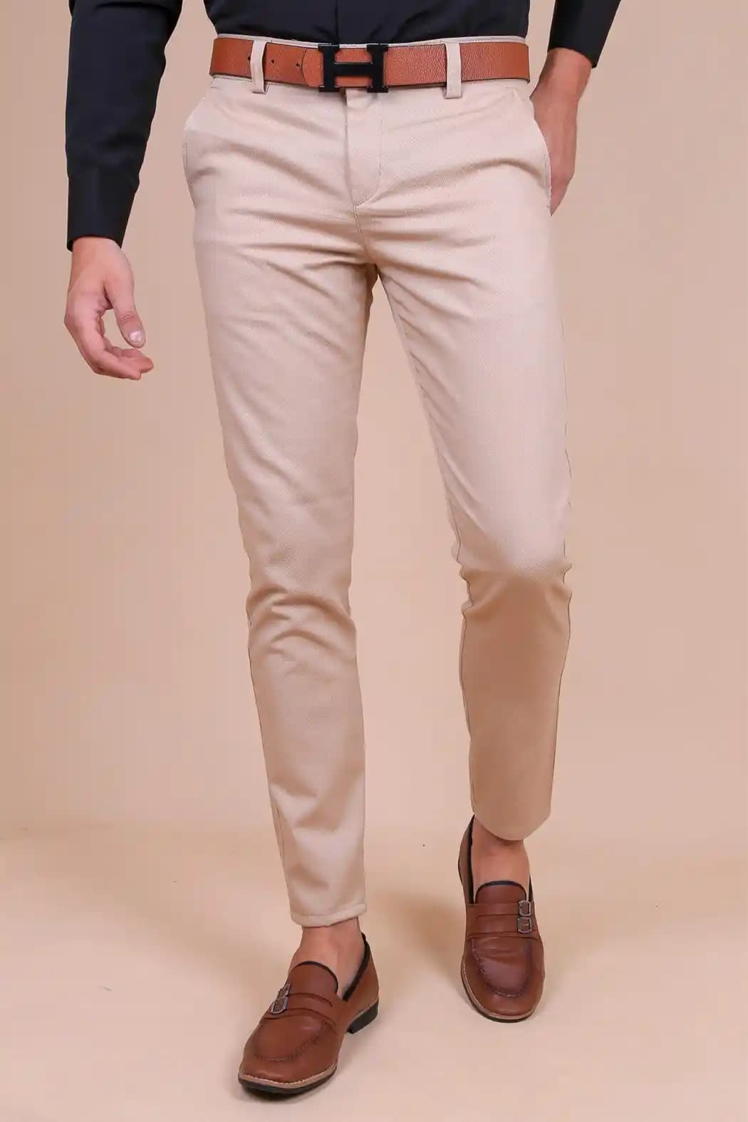 Sarı Kumaş Pantolonlar: Moda Dünyasında Şık ve Canlı Bir Seçenek