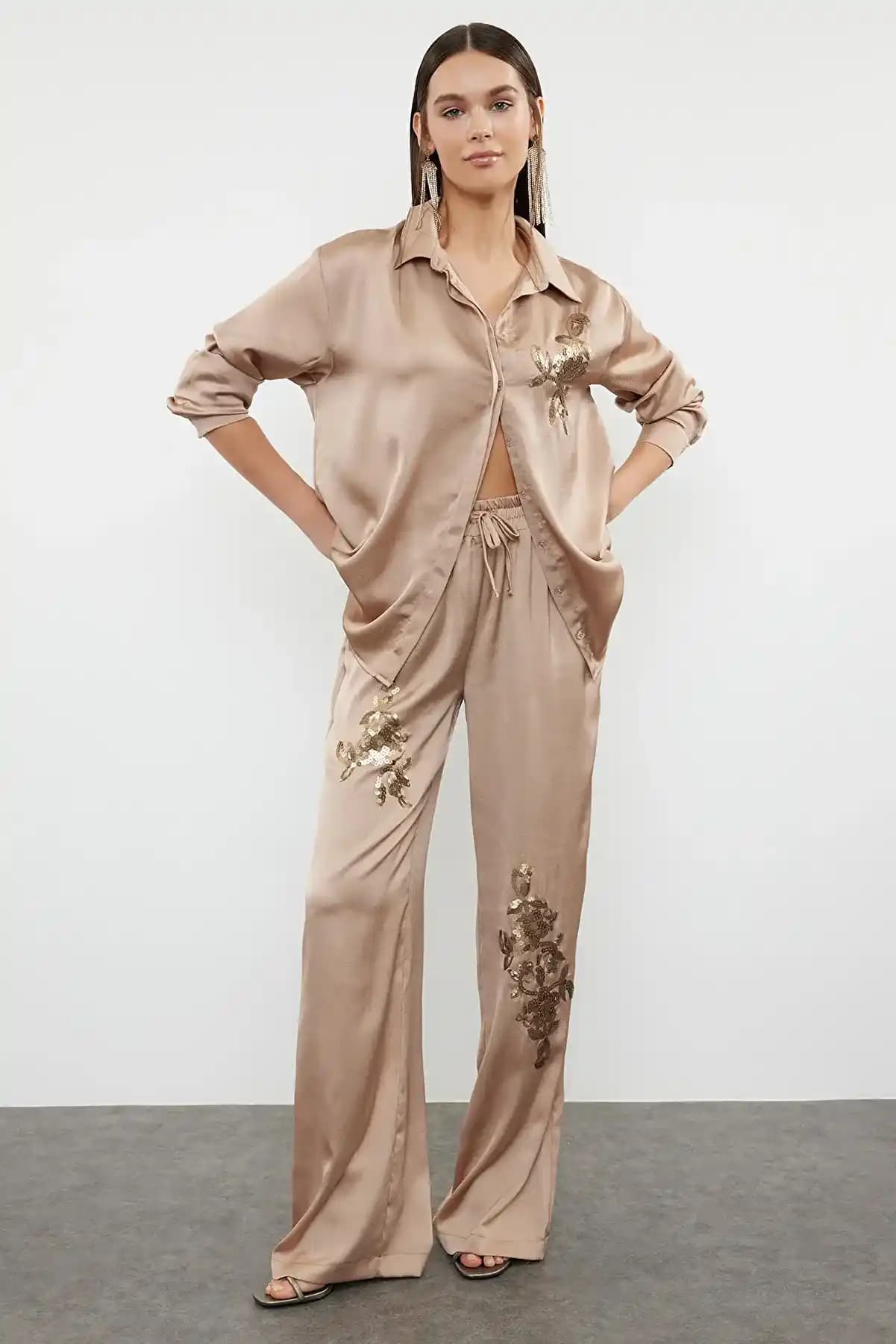 Saten Alt Üst Takımlarının Moda Dünyasındaki Yeri ve Stil Önerileri