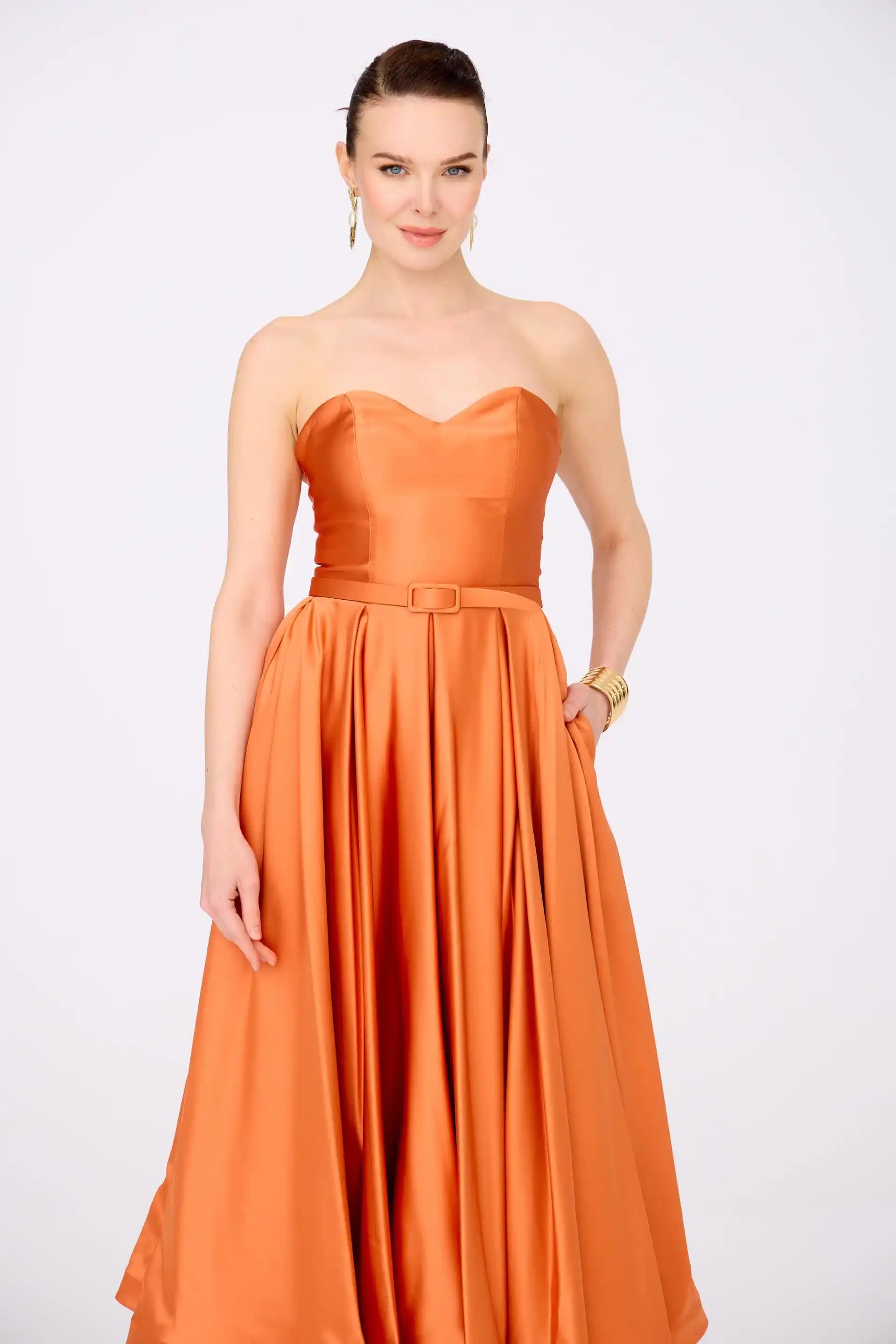 Saten Söz Elbisesi Modada Zamansız Şıklığın ve Zarafetin Temsilcisi