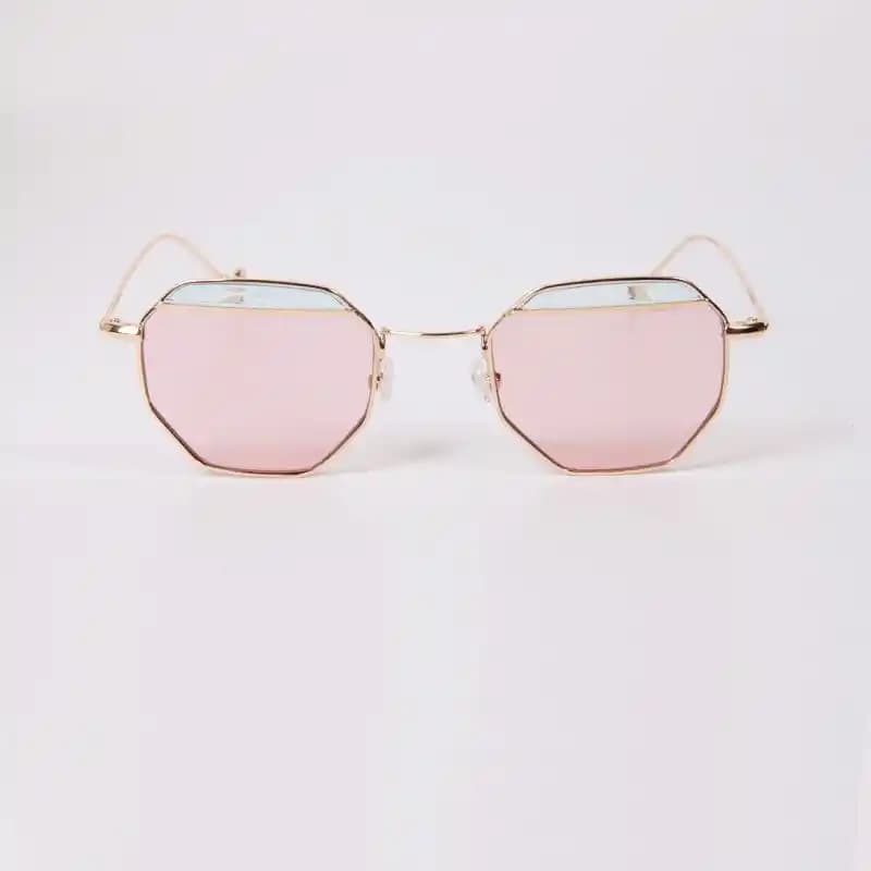 Şeffaf Renkli Gözlüklerin Moda Dünyasındaki Yükselişi ve Stil İpuçları