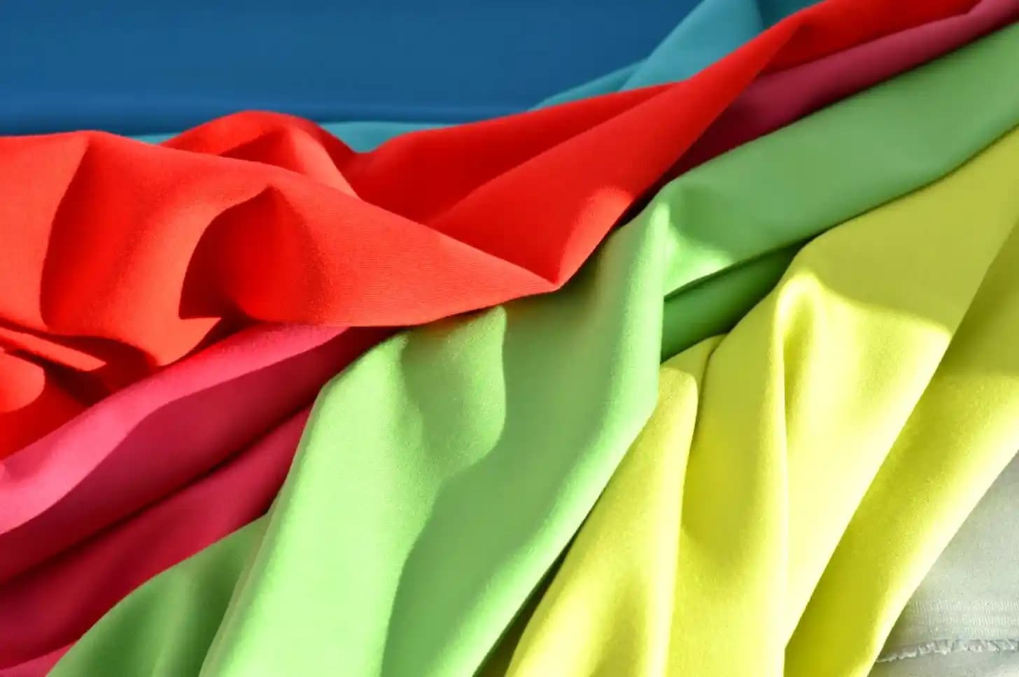 Sentetik Kumaşlar ve Moda Sektöründeki Rolü: Sürdürülebilirlik ve Yenilikler (75-90 karakter)