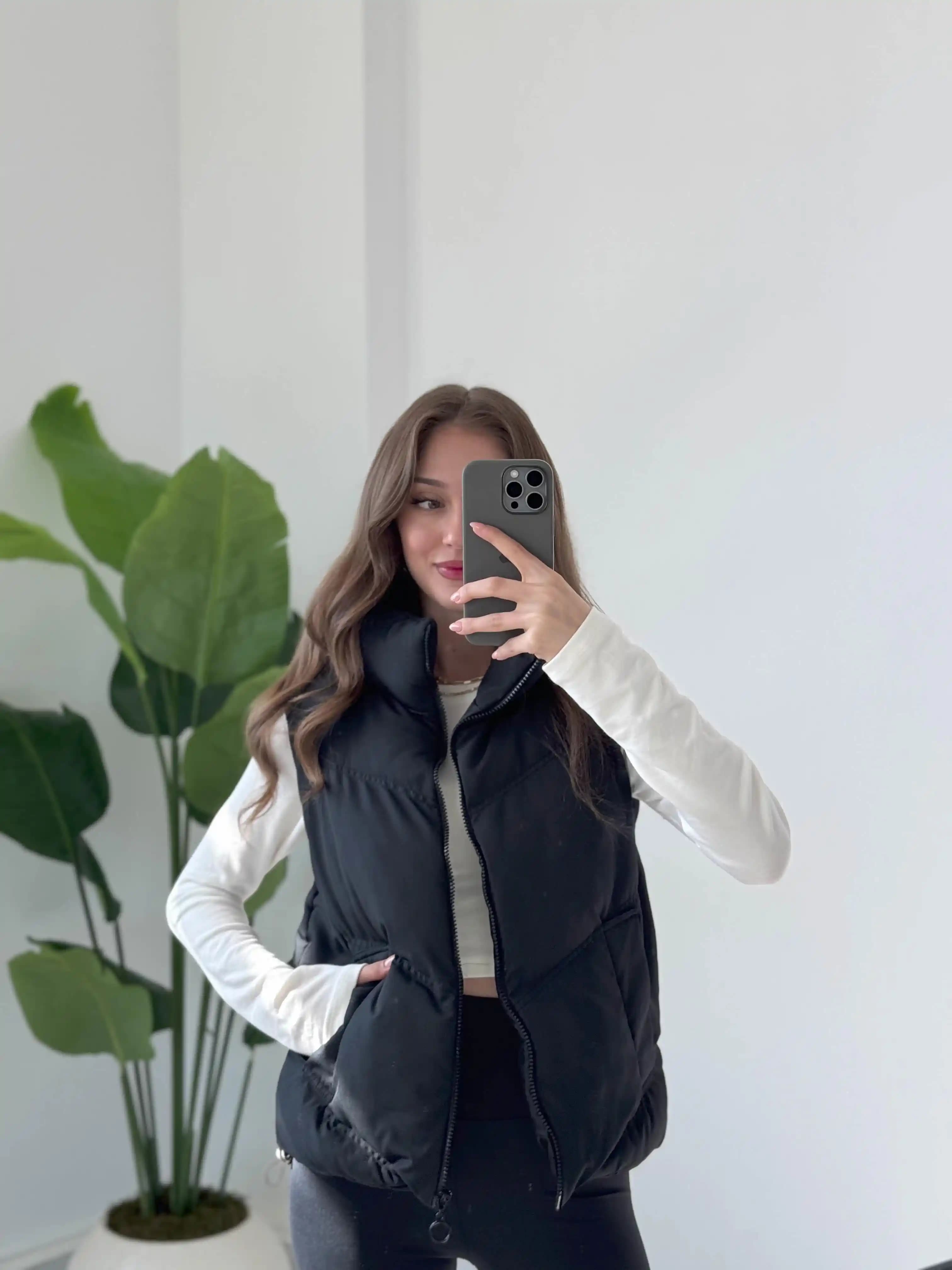 Sıfır Kollu Şişme Montlar Moda ve Fonksiyonelliğin Modern Buluşması