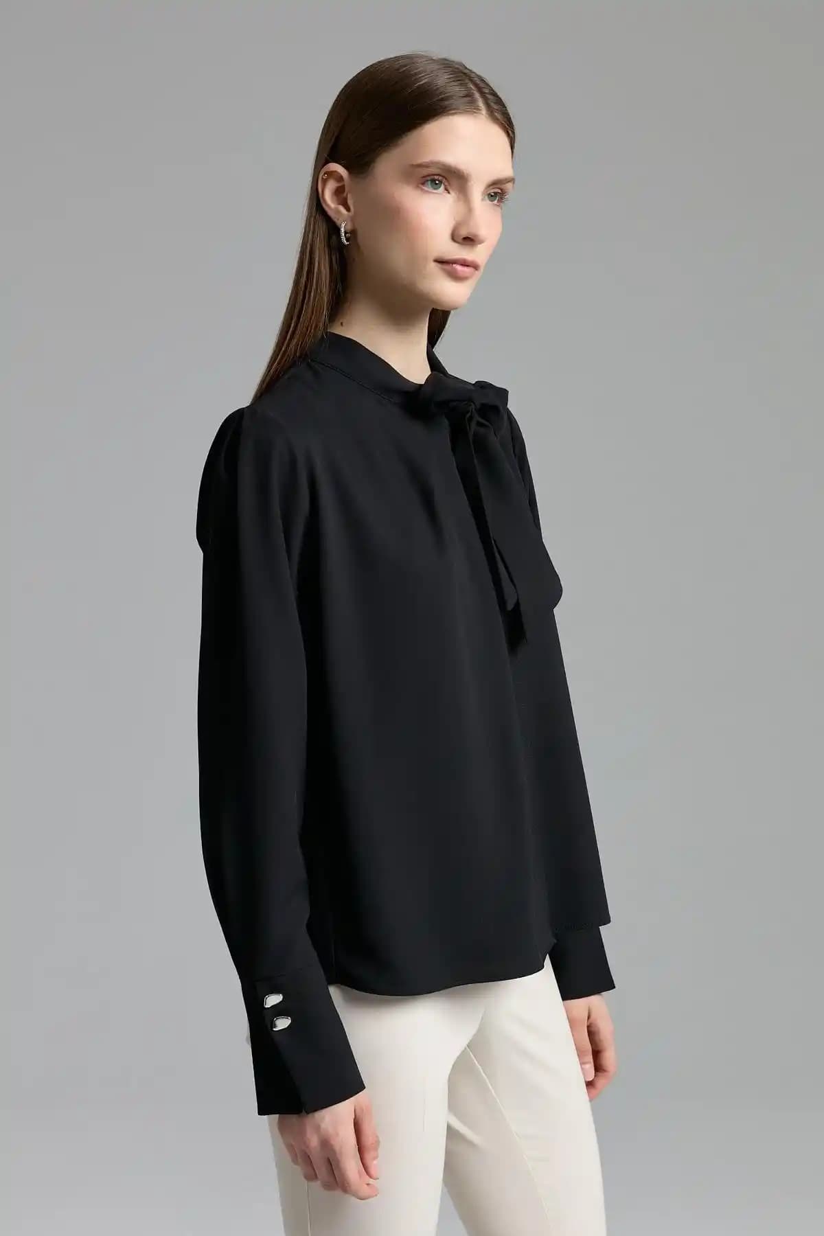 Şık Siyah Bluz Seçimi ve Kombinasyon İpuçları Moda Dünyasında Güncel Trendler