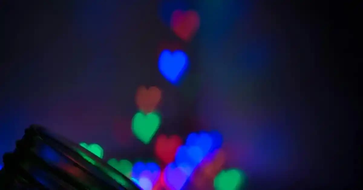 Simli Pantolon Kombinleri ve Moda Trendleri: Şıklık ve Tarzın Parlayan Yolu