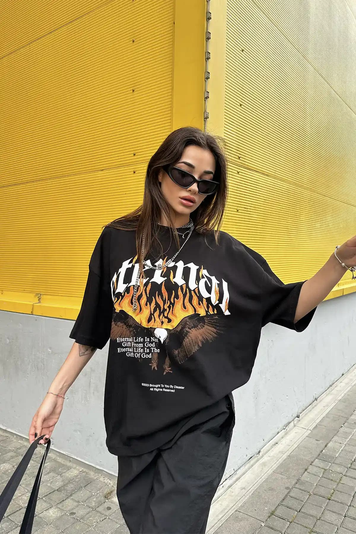 Siyah Baskılı Oversize Tişörtler: Günlük ve Sokak Modasında Kendine Has Bir İfade