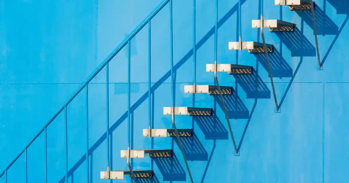 Siyah Baskılı Sweatshirtler Moda Dünyasında Güncel ve Kalıcı Bir Trend Analizi