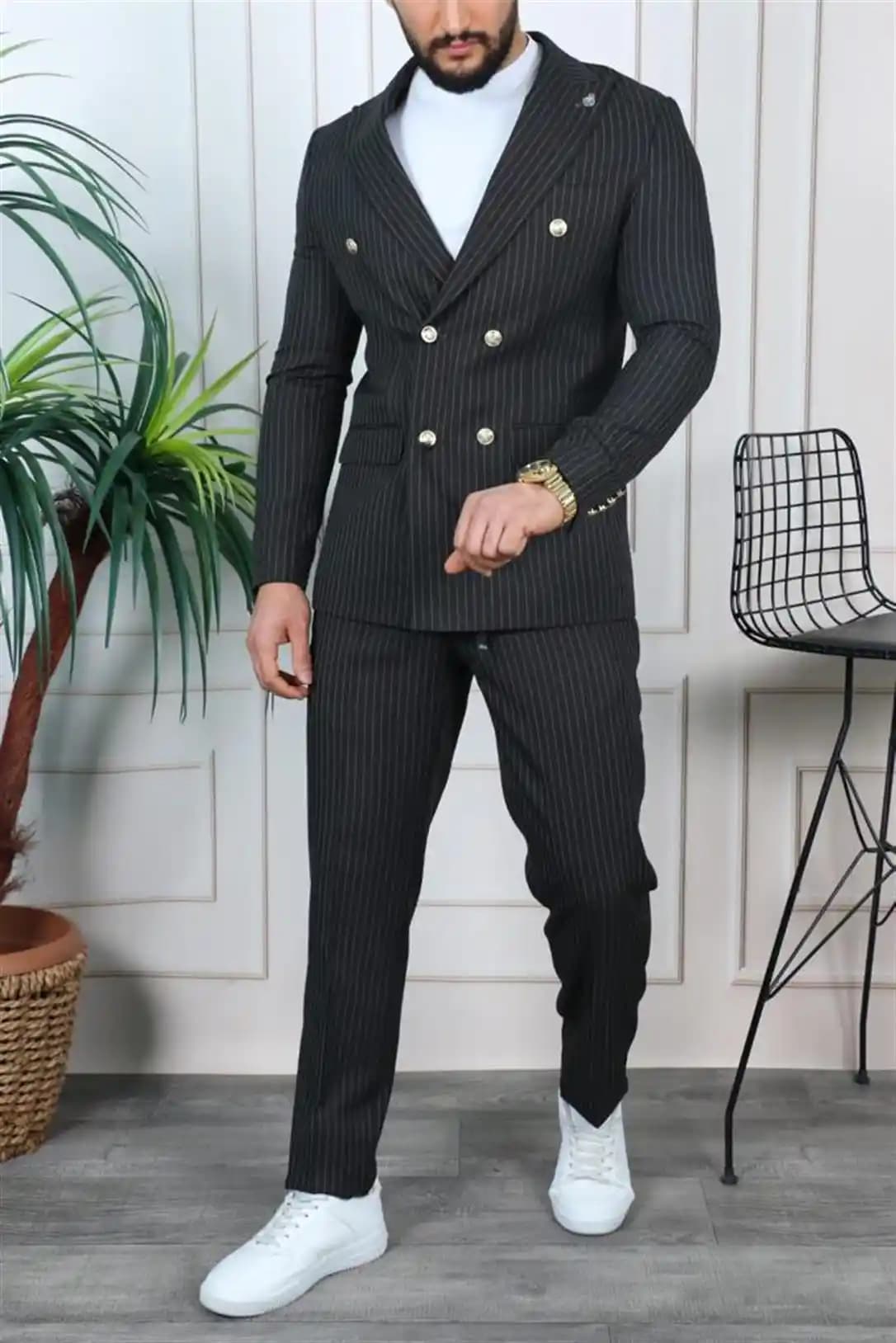 Siyah Beyaz Çizgili Takım Elbise: Zamansız Şıklığın ve Modernliğin Temsilcisi