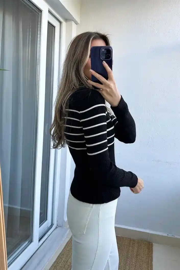 Siyah Beyaz Çizgili Triko: Zamansız ve Çok Yönlü Moda Parçası Analizi