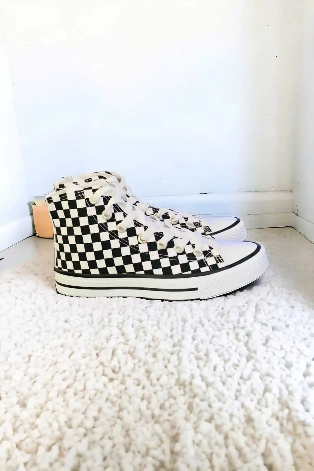 Siyah Beyaz Kareli Ayakkabılar: Moda ve Stil İçin Klasik ve Modern Kombinasyonlar