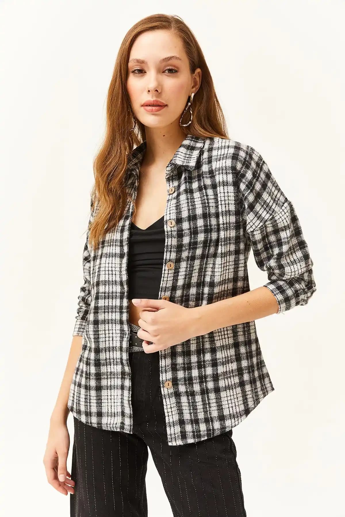 Siyah Beyaz Oduncu Gömleği: Modern ve Zamansız Moda Parçası