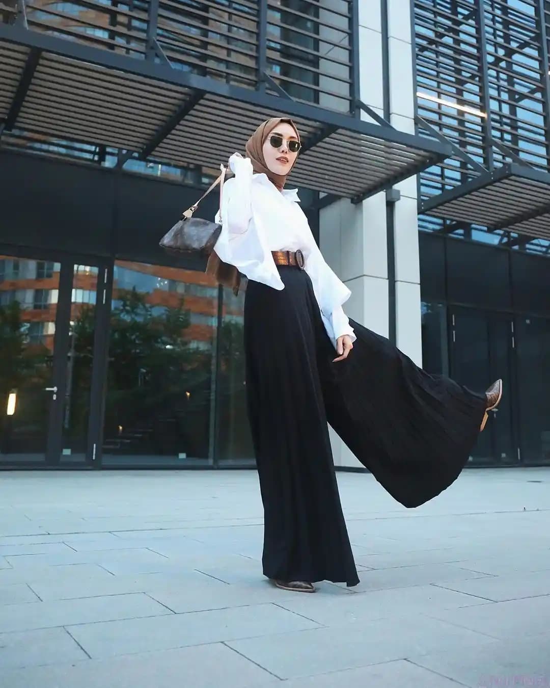 Siyah Beyaz Pantolon Kombinleri: Zamansız Şıklık İçin Stil Rehberi