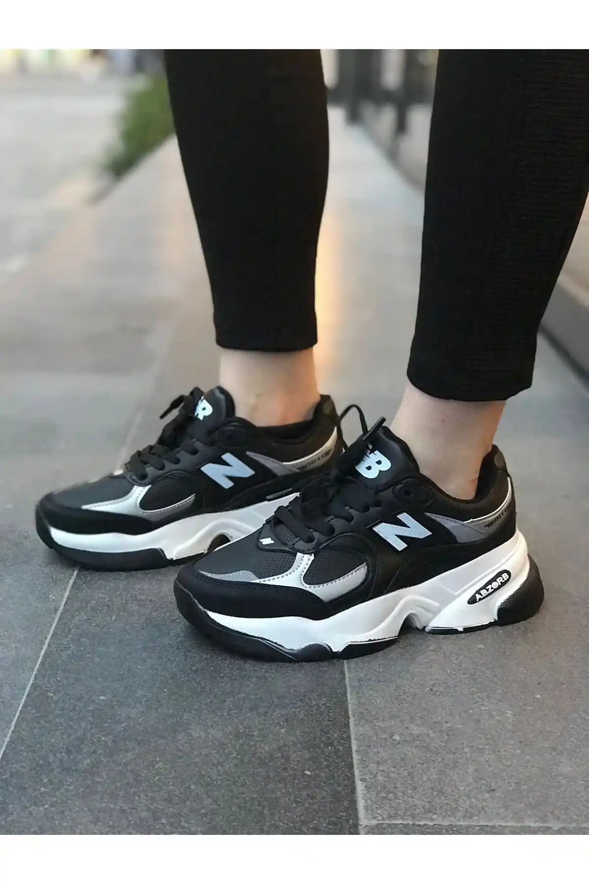 Siyah-Beyaz Sneakers Trendleri ve Yeni Balance Modelleriyle Tarzınızı Yükseltin