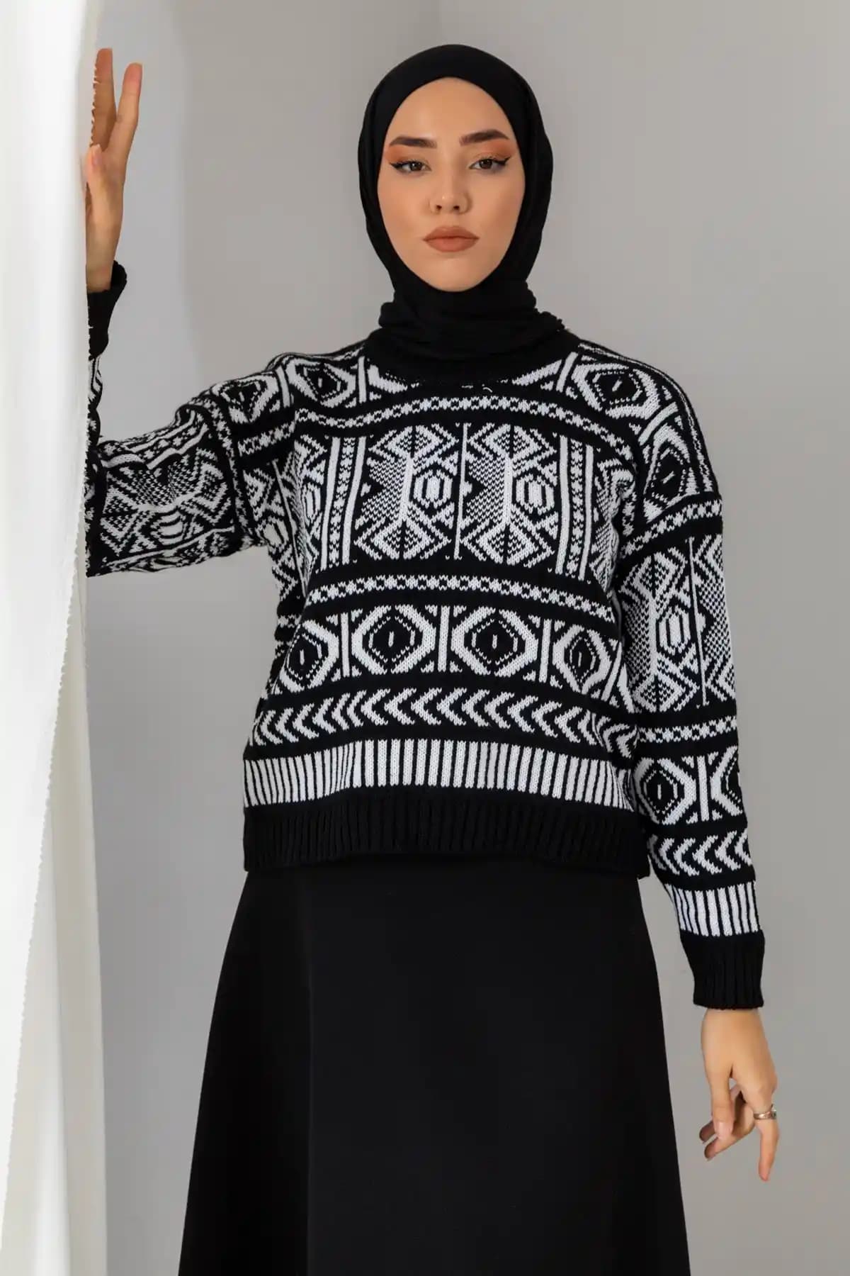 Siyah Beyaz Triko Kazaklar: Zamansız Şıklık ve Çok Yönlü Kullanım İpuçları