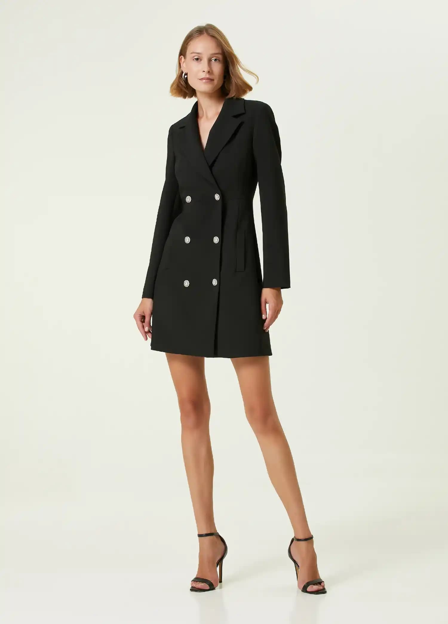 Siyah blazer elbise: moda dünyasında şıklık ve çok yönlülüğün simgesi