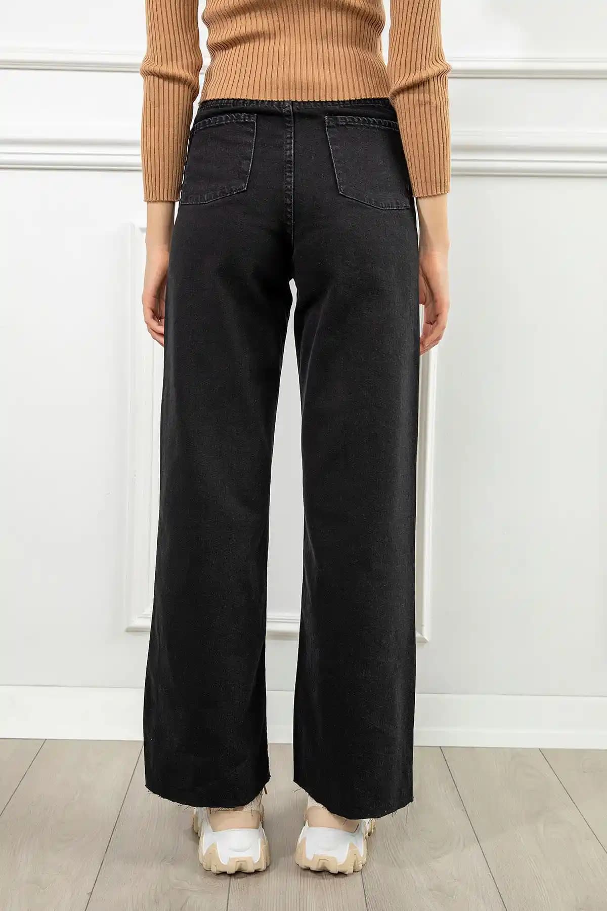 Siyah Bol Kotların Moda Tarihindeki Yeri ve Günümüzdeki Popülerlik Durumu