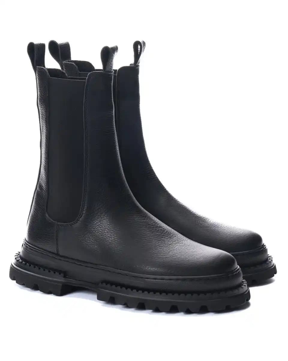 Siyah Botlar Moda Dünyasında Zamansız Şıklık ve Kombinasyon Önerileri