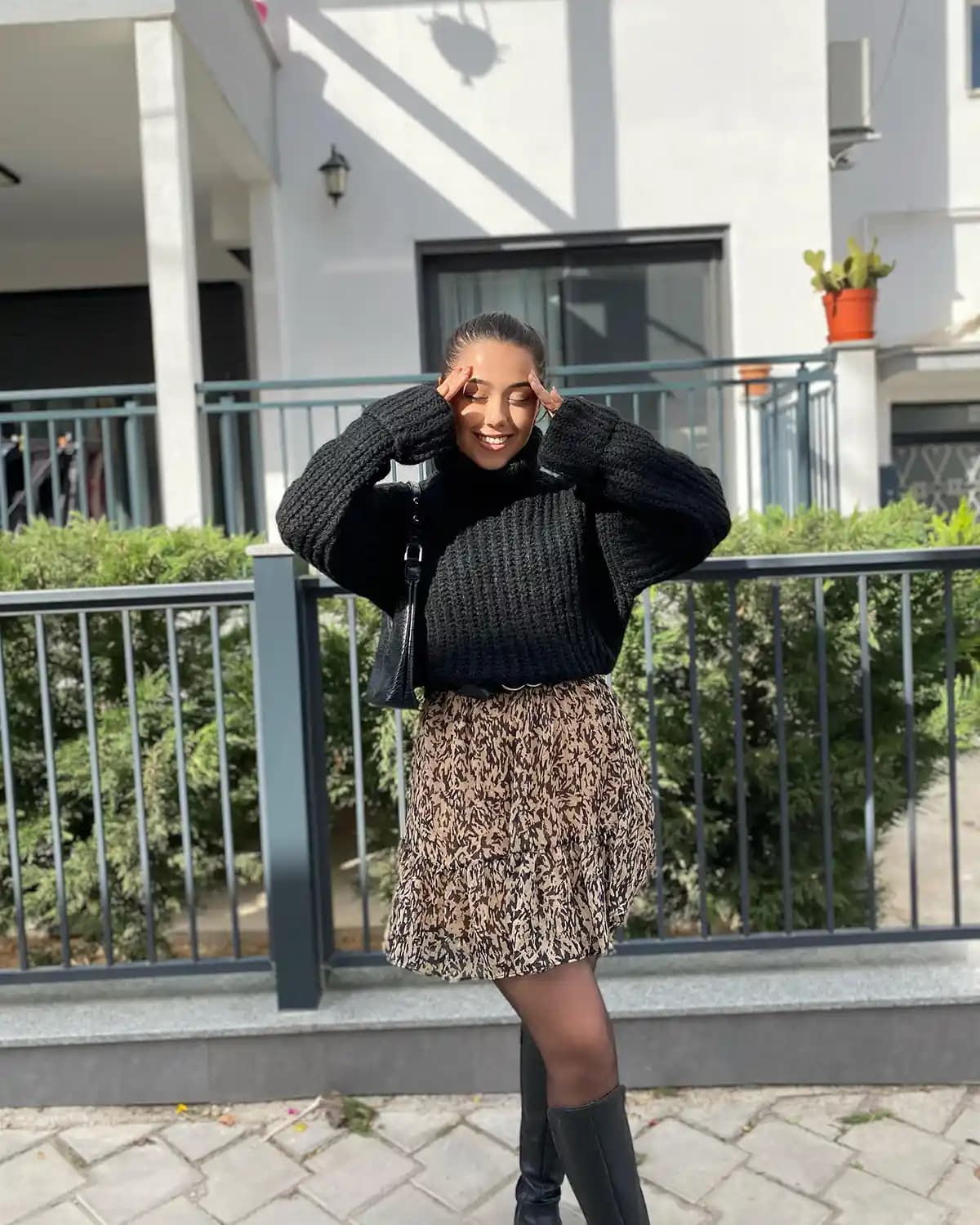 Siyah Boyunlu Kazaklar: Zamansız Şıklık ve Moda Trendleri Analizi