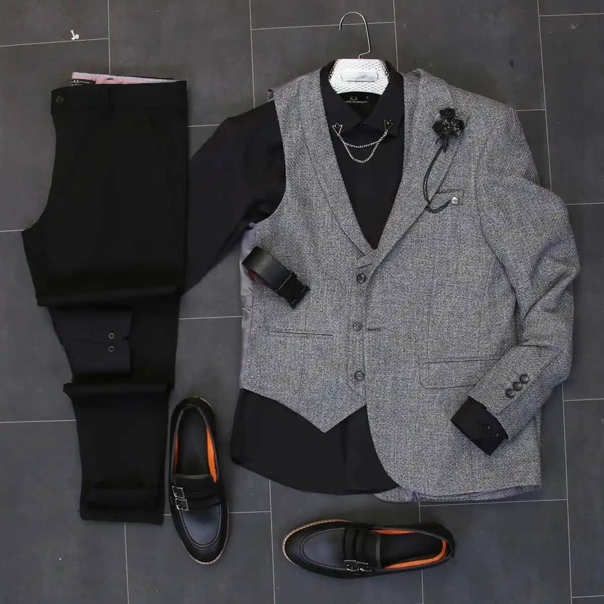 Siyah Ceket ve Gri Pantolon Kombinleri ile Şıklık ve Zarafetin Anahtarları