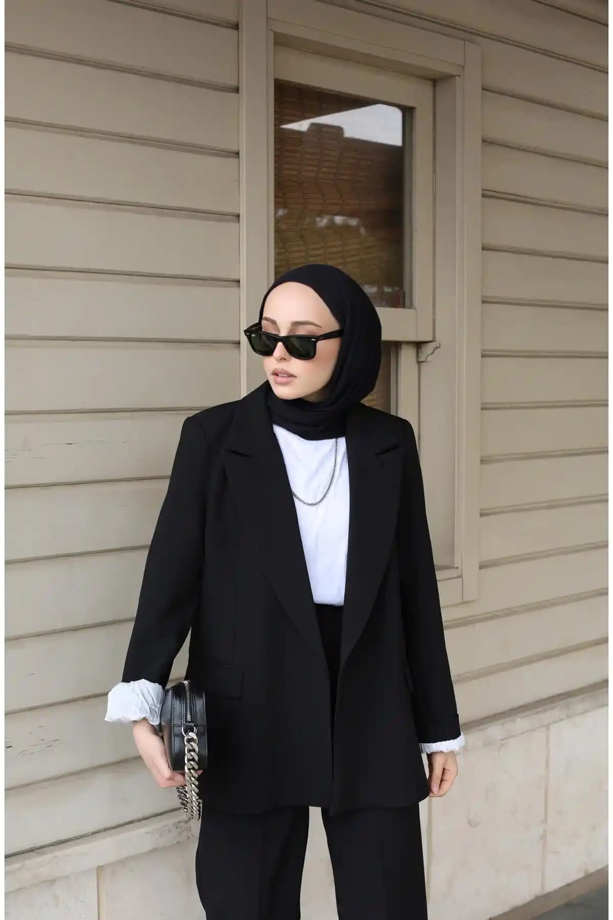 Siyah Ceketli Takımın Moda Dünyasındaki Önemi ve Stil İpuçları