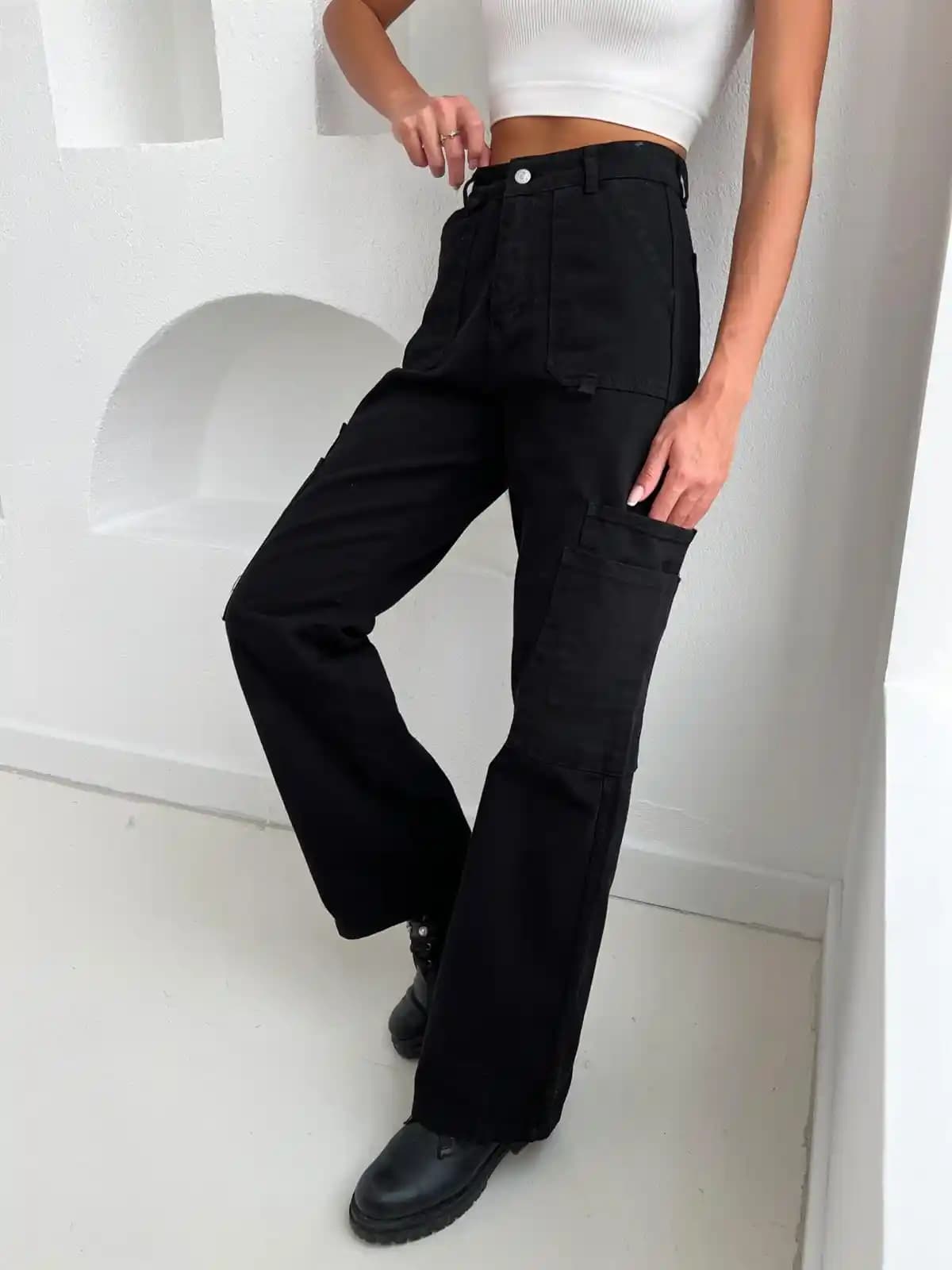 Siyah Cepli Pantolonun Moda Dünyasındaki Yeri ve Stil İpuçları