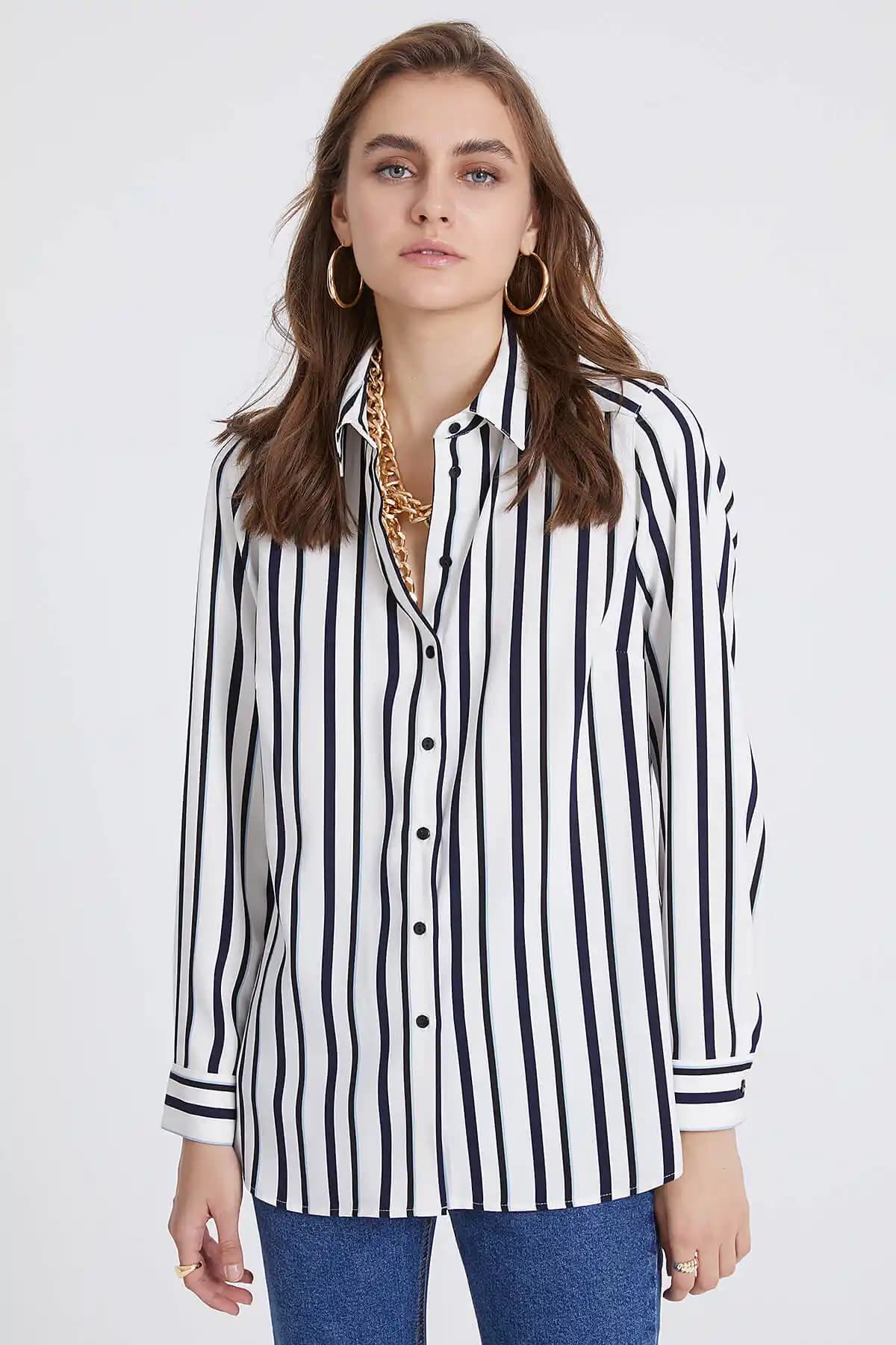 Siyah Çizgili Beyaz Gömlek: Moda Dünyasında Zamansız Şıklığın Temsilcisi ve Stil İpuçları