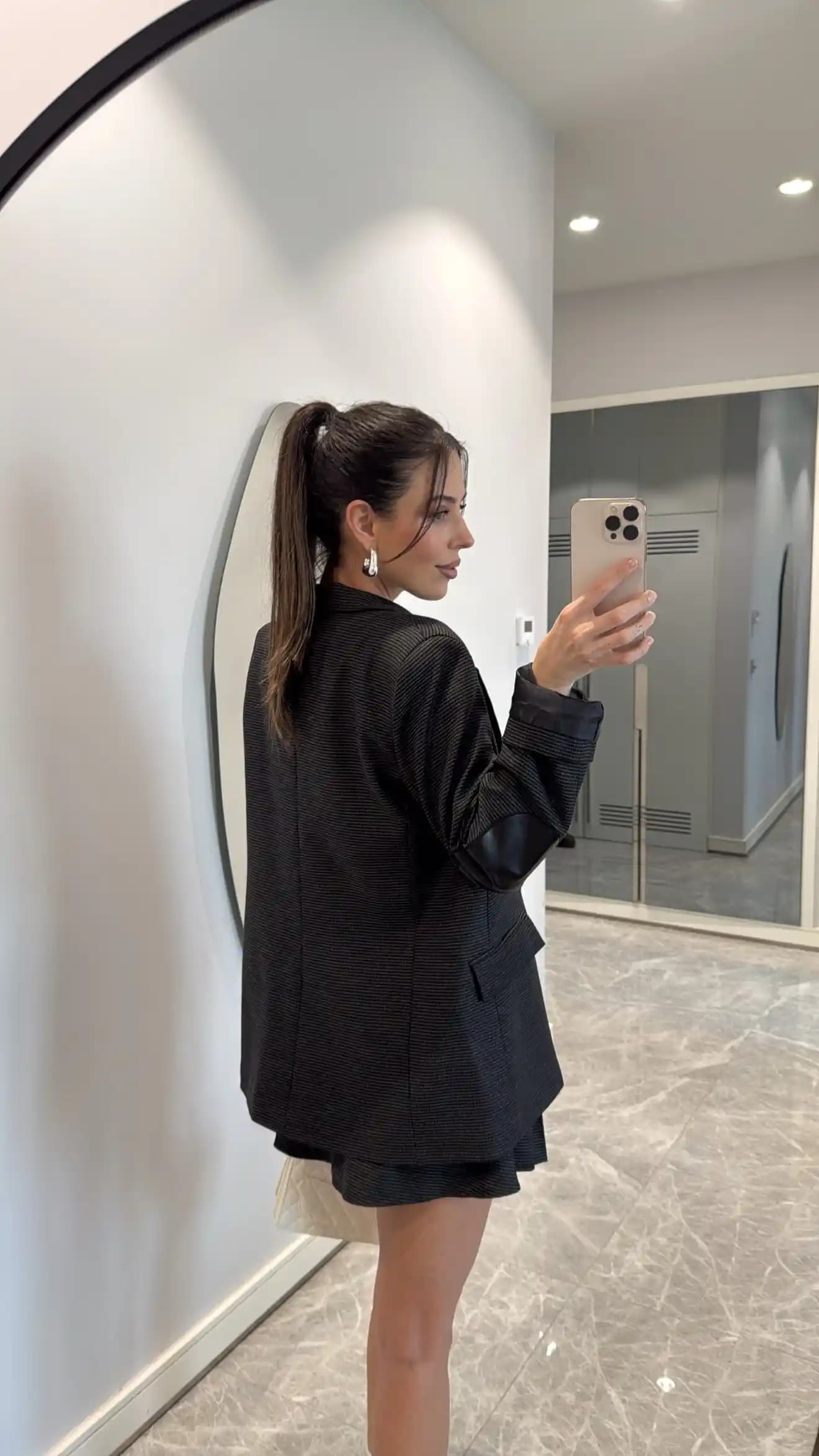 Siyah Çizgili Ceketler: Zamansız Şıklığın Modern ve Çok Yönlü Seçeneği