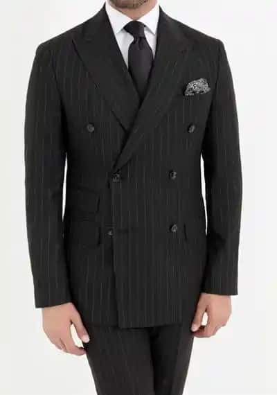 Siyah Çizgili Kruvaze Takım Elbise: Modern Şıklık ve Fonksiyonelliğin Buluşması