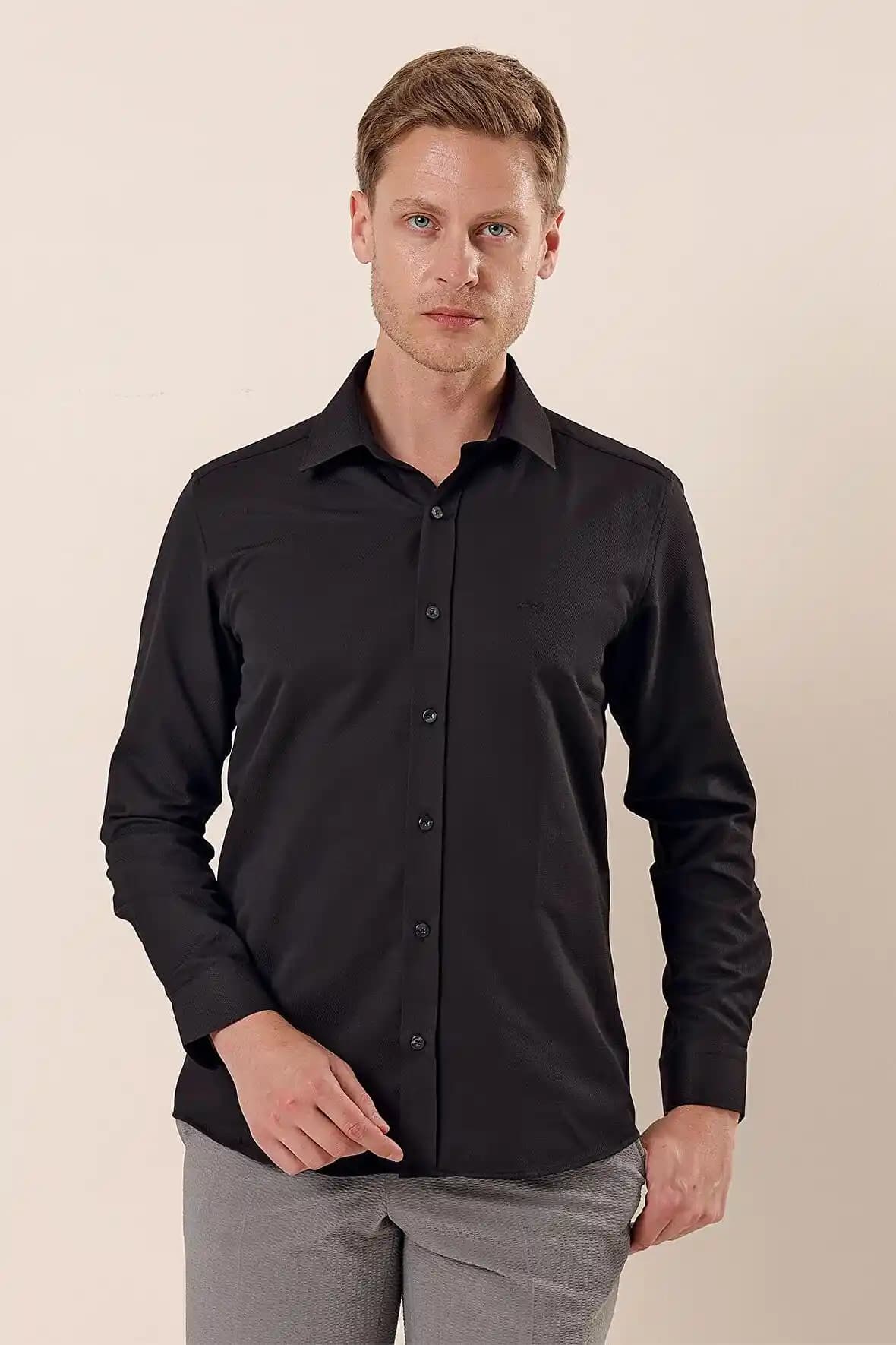 Siyah Dar Kesim Gömleklerin Moda Dünyasındaki Yeri ve Stil Önerileri