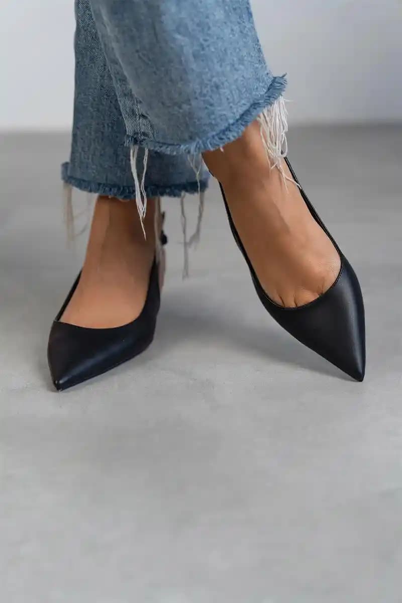 Siyah Deri Ayakkabının Moda Dünyasındaki Yeri ve Güncel Trendler Hakkında Kapsamlı Rehber