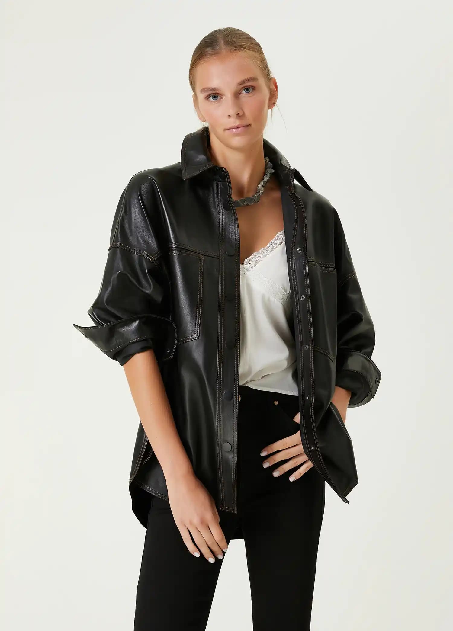 Siyah Deri Gömlek Kombinleri ve Moda Trendleri: Şıklık ve Zarafetin Temel Rehberi